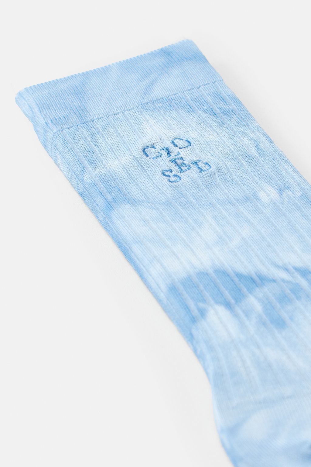Socken im Batik-Look