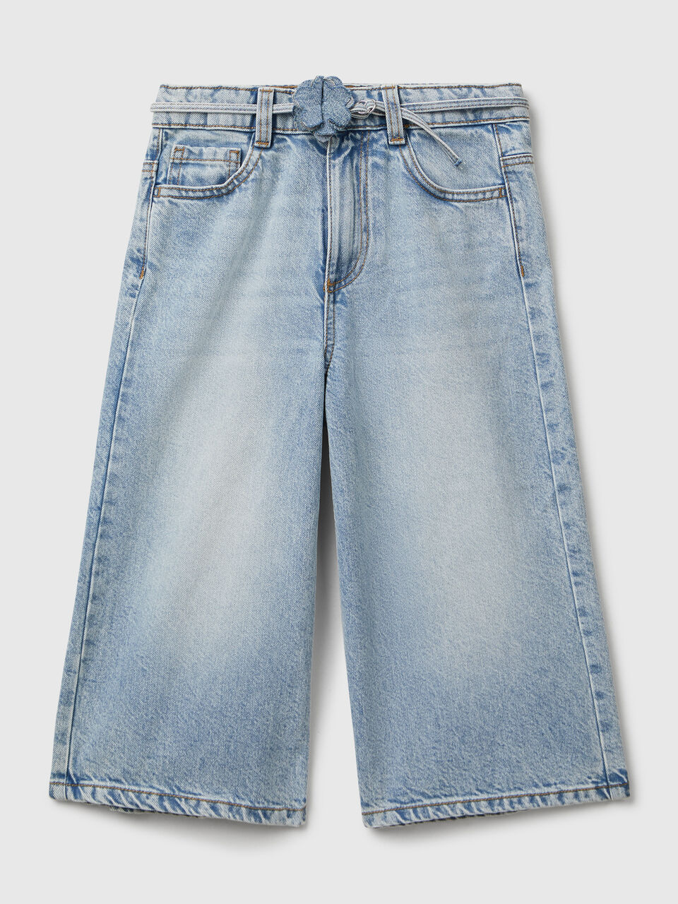Knee-length jeans with belt