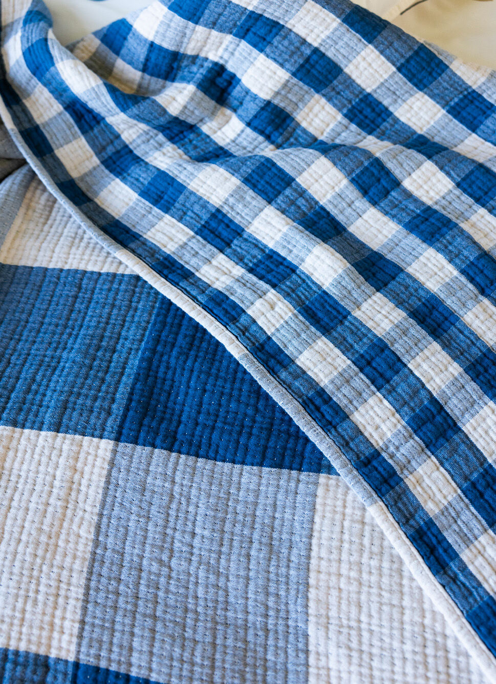 PLAID EN GAZE DE COTON à CARREAUX RÉVERSIBLE BLEU JEAN