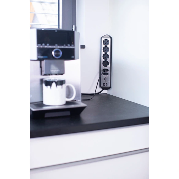 Ecksteckdosenleiste mit USB-Ladefunktion 6-fach 4x Schutzkontakt & 2x Euro silber/schwarz