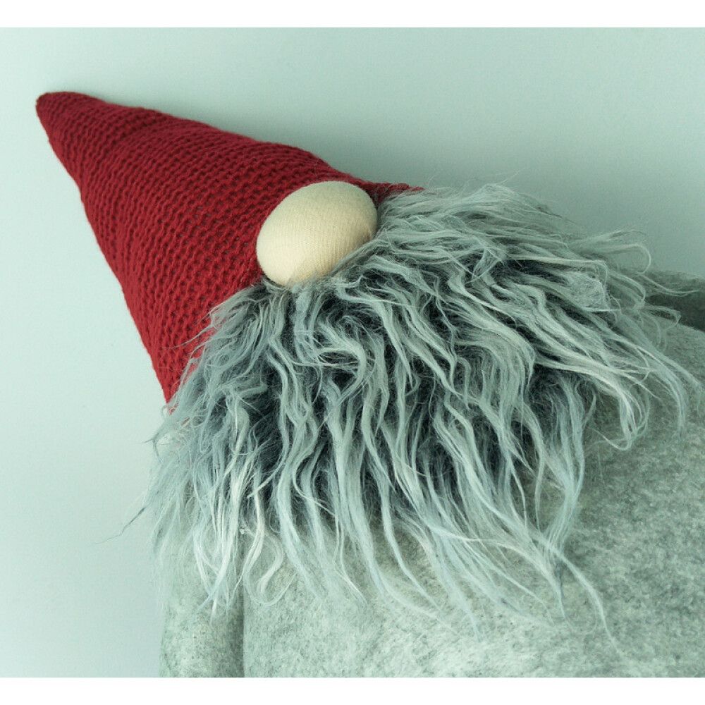 NISSE MED RØD LUE 15X12X27 CM GRÅ