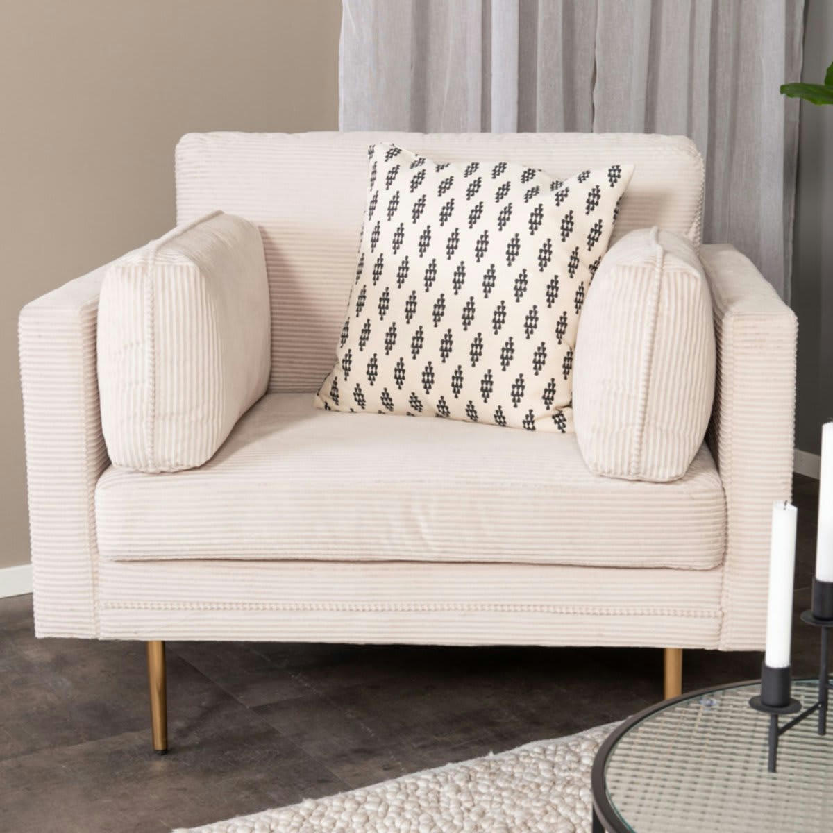 ROMEO - Fauteuil en velours côtelé beige avec pieds en métal doré