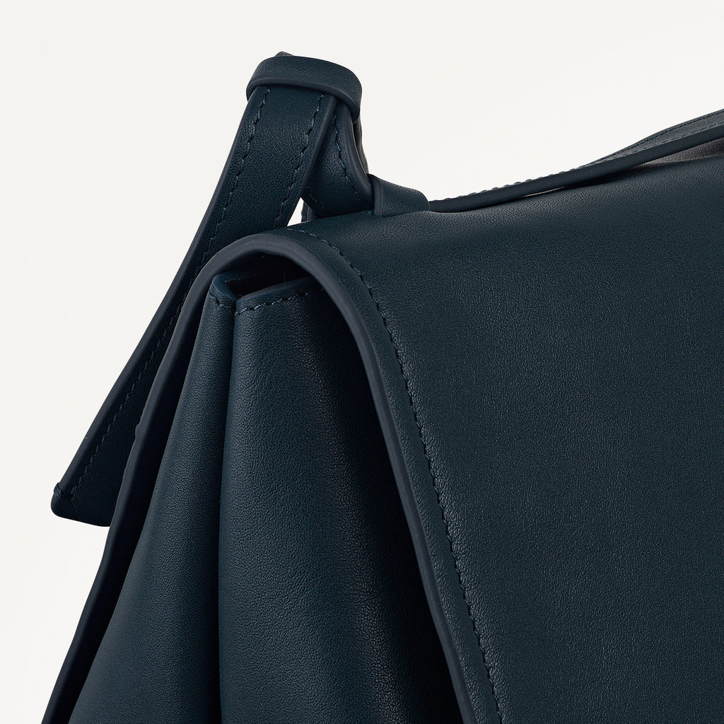 Mercer Street - Medium Flapover Shoulder