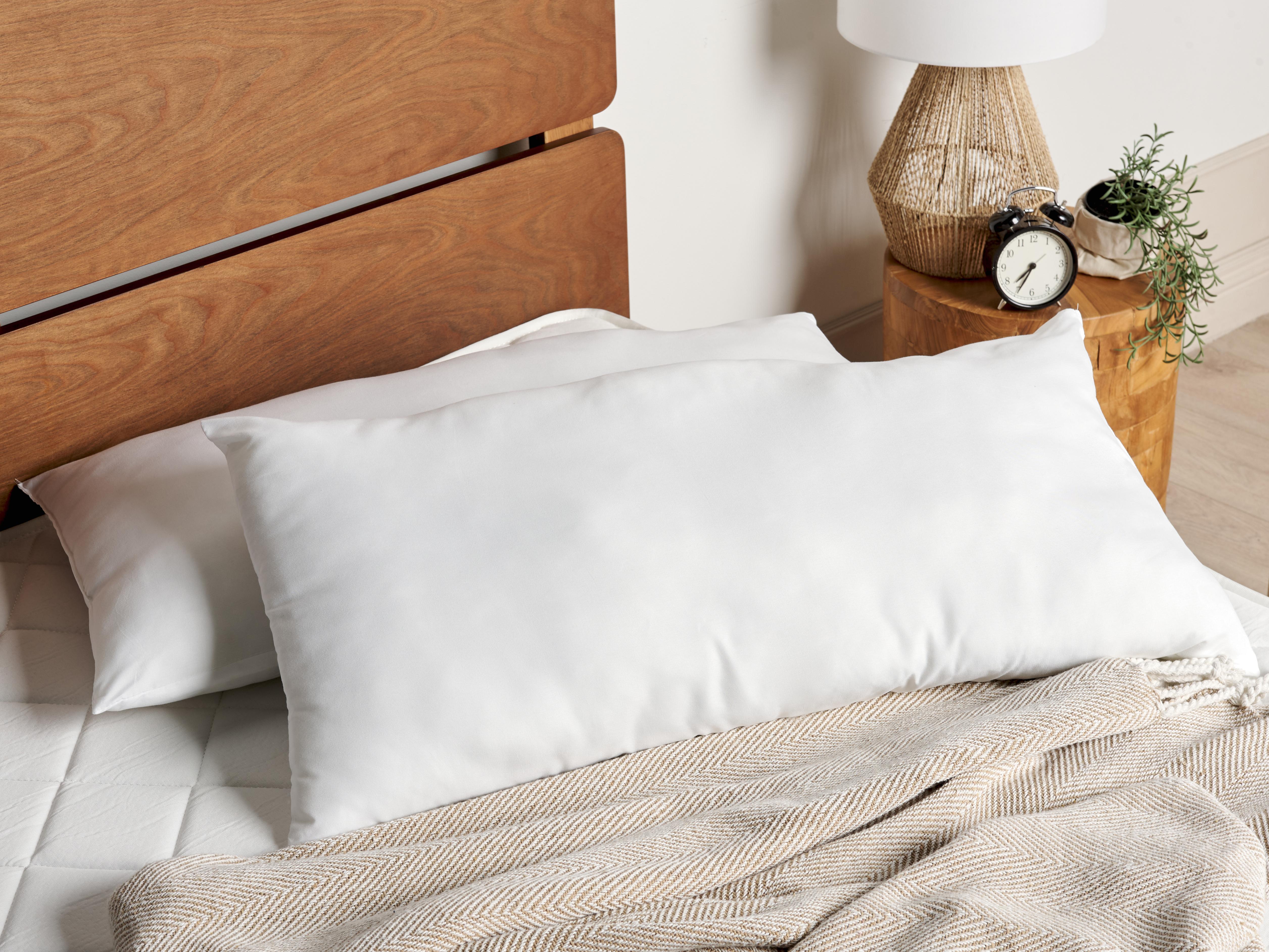 Set of 2 Bed Pillows ERRIGAL Low Microfibre 40 x 80 cm White