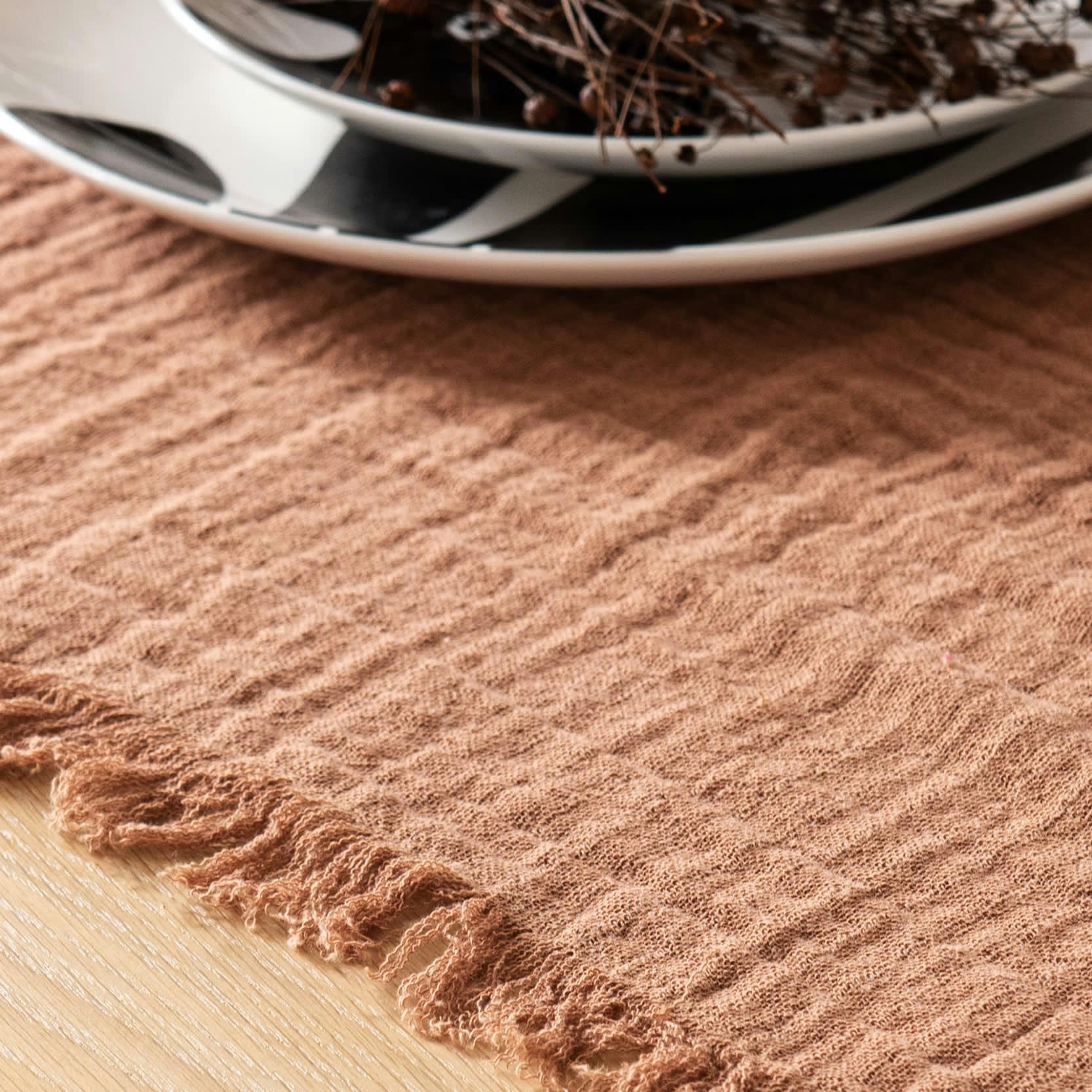 SAPARI - Nappe en gaze de coton marron à franges 140x250