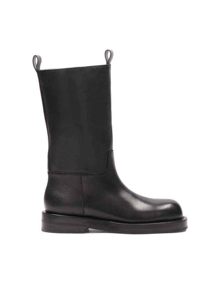 Slip-on black boots with higher upper