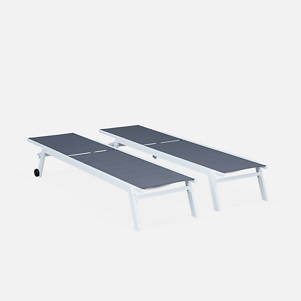 Lot de 2 bains de soleil ELSA en aluminium blanc et textilène gris. transats multi positions avec roulettes