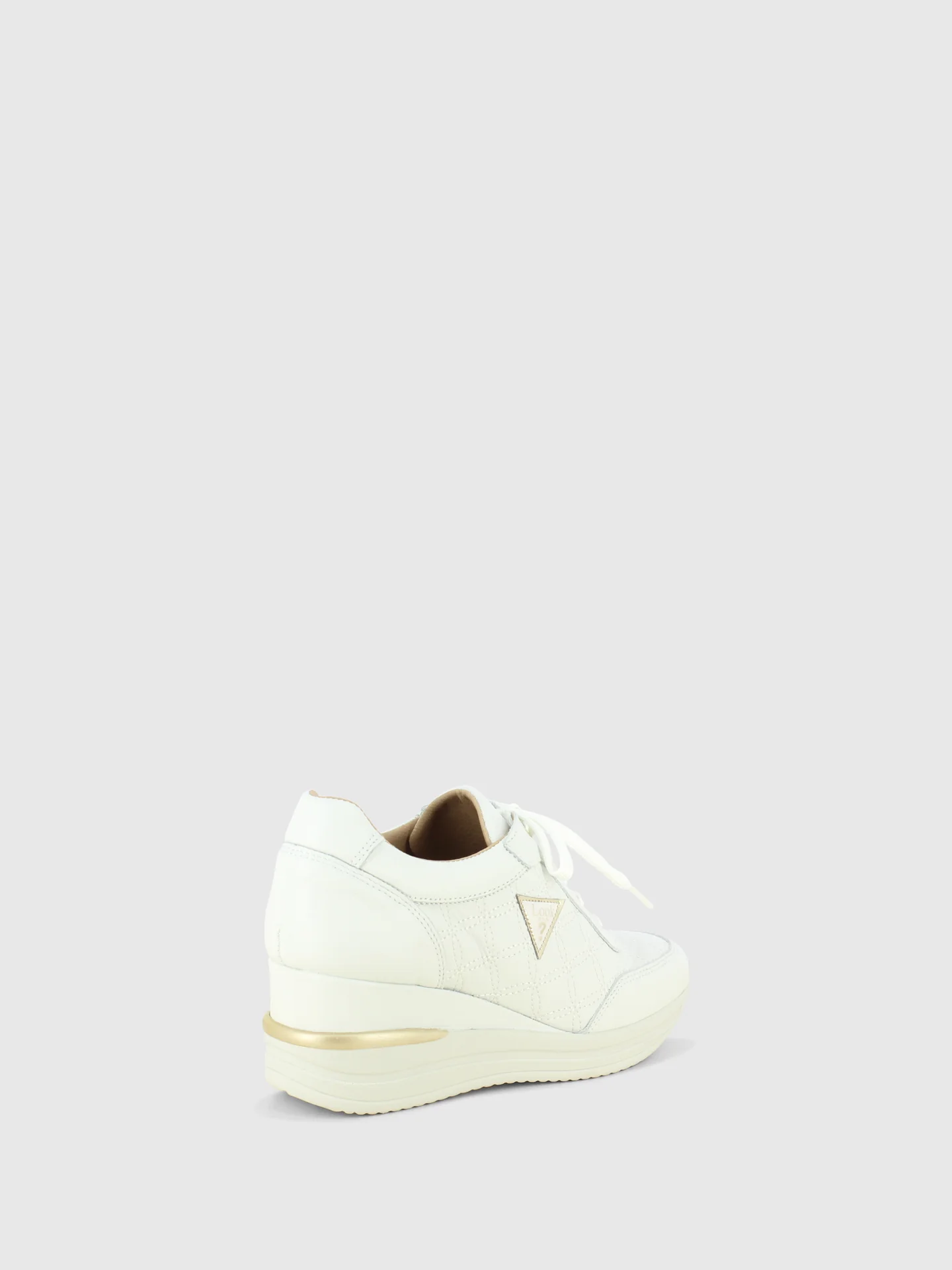 Ténis com Atacadores em Branco