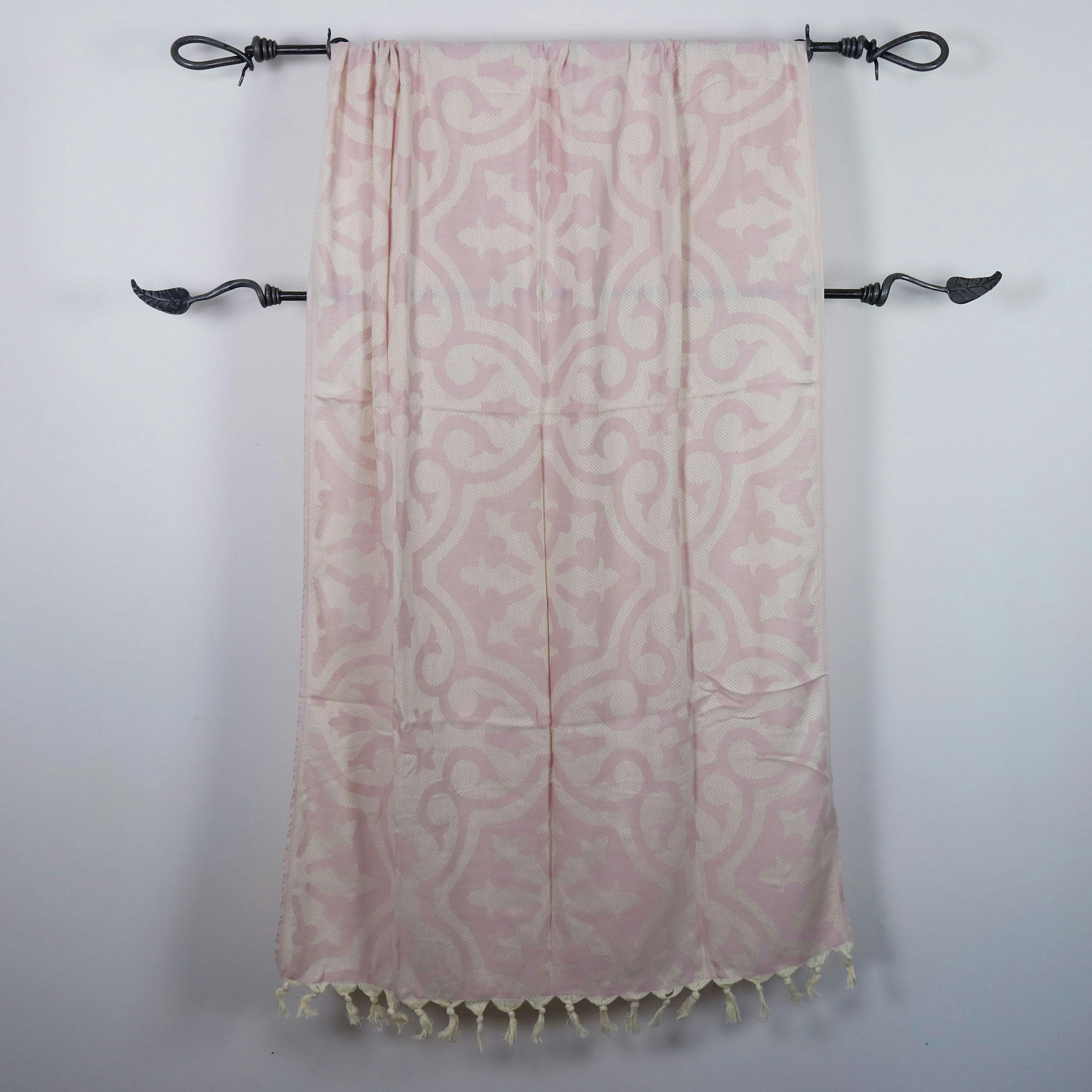 - Fouta baroque 100% coton avec franges rose pale 100x170cm