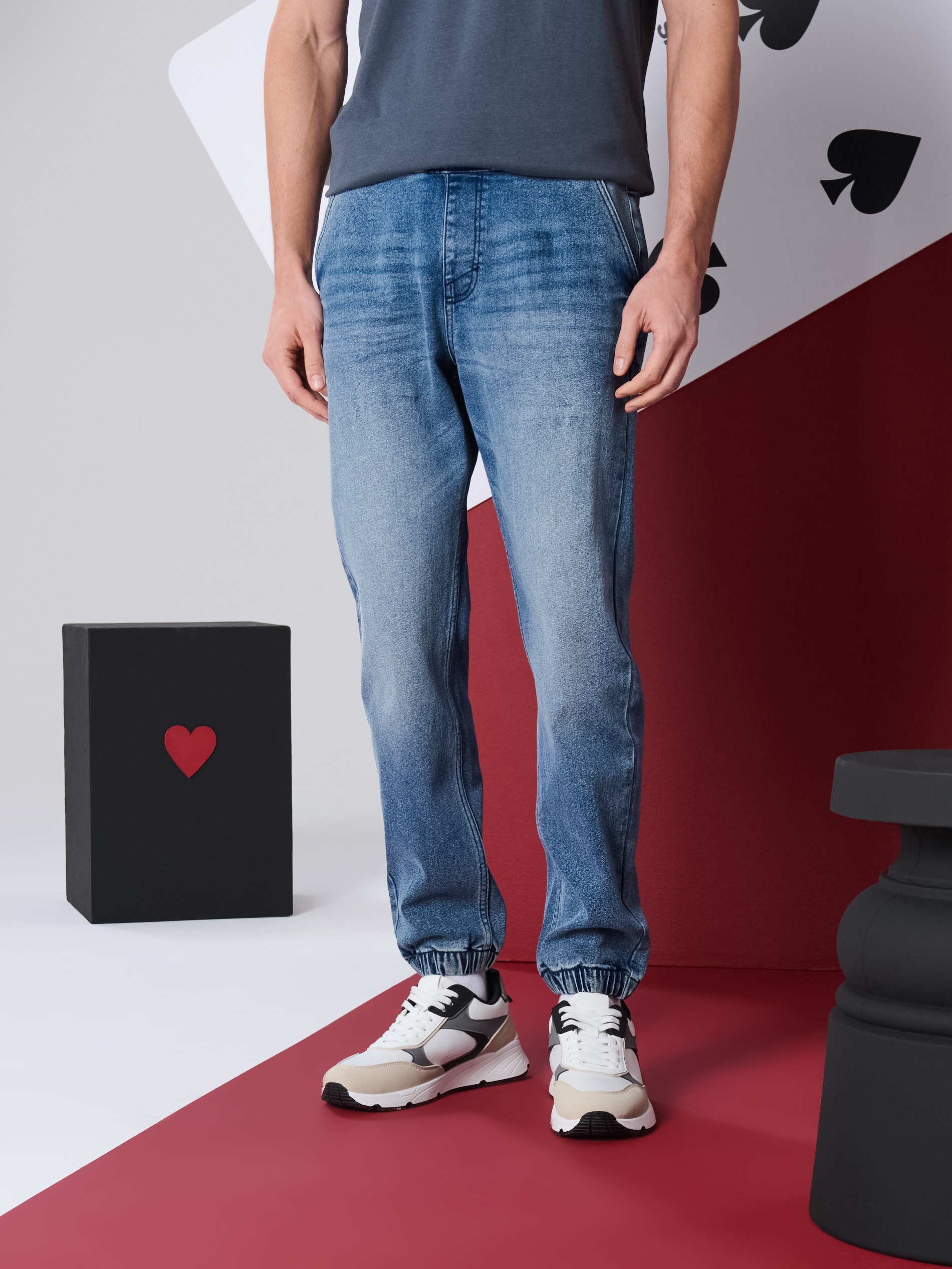 Jeansy jogger z efektem sprania