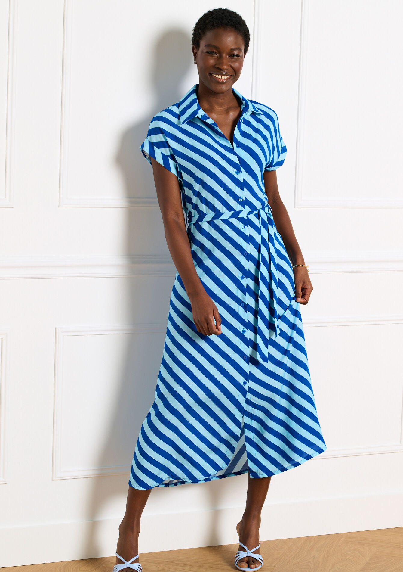 Vloeiende midi hemdjurk