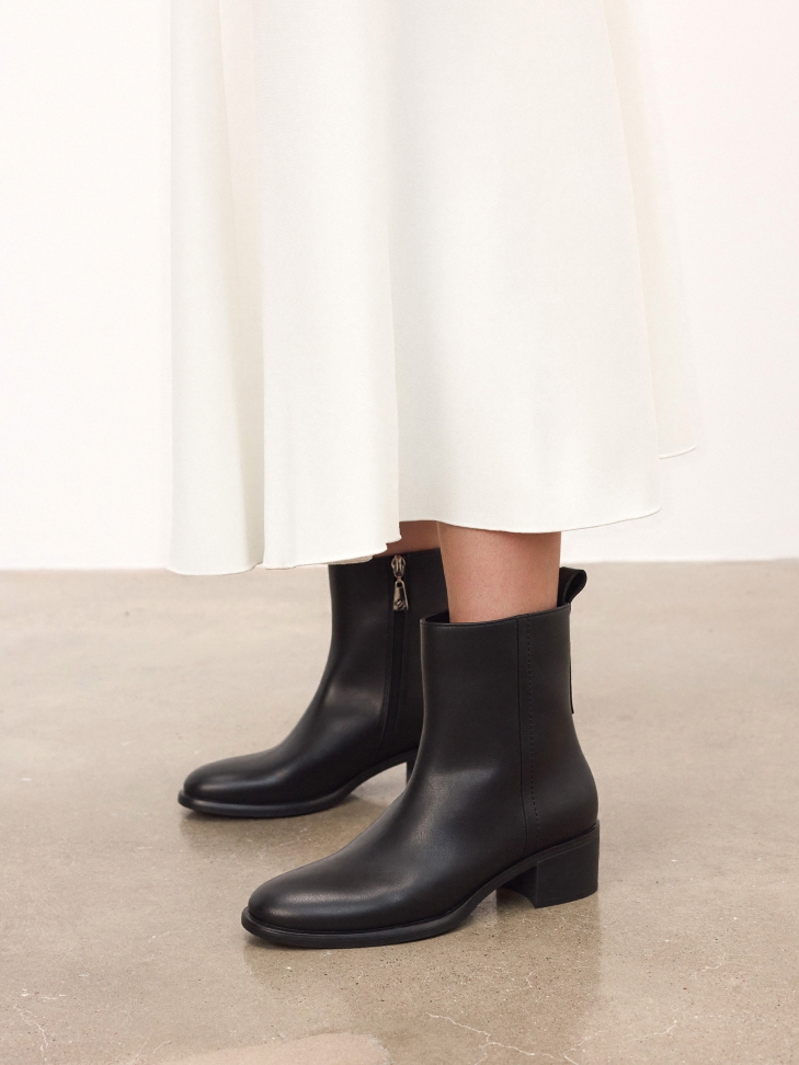 Black boots with wide heels