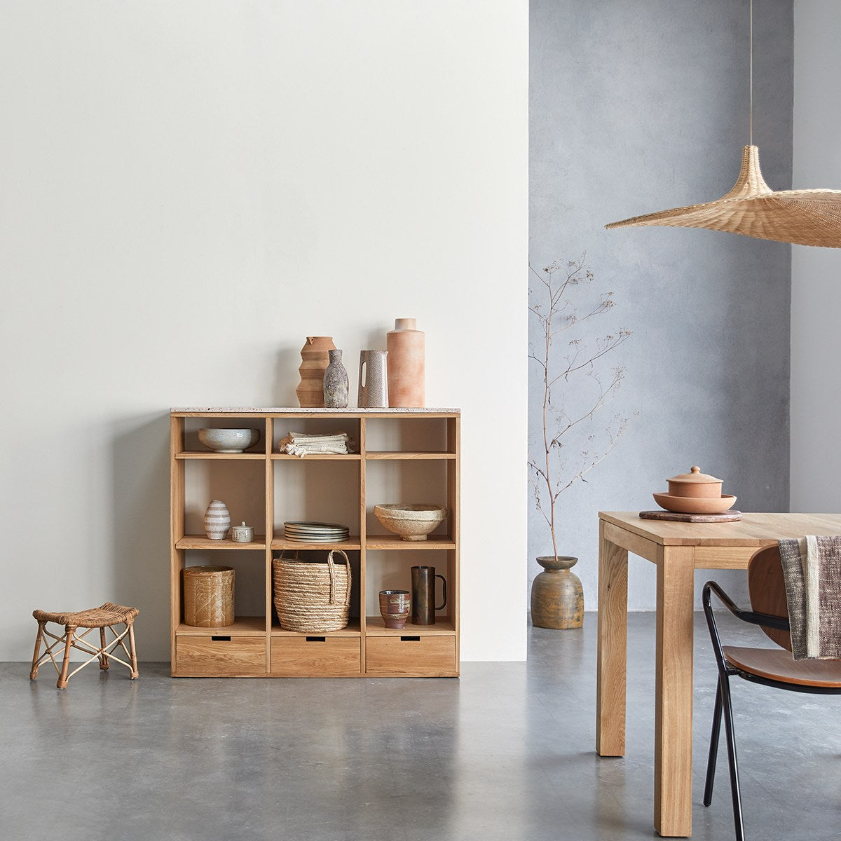 Tikamoon - Miho - Lage boekenkast in eiken en roze premium terrazzo