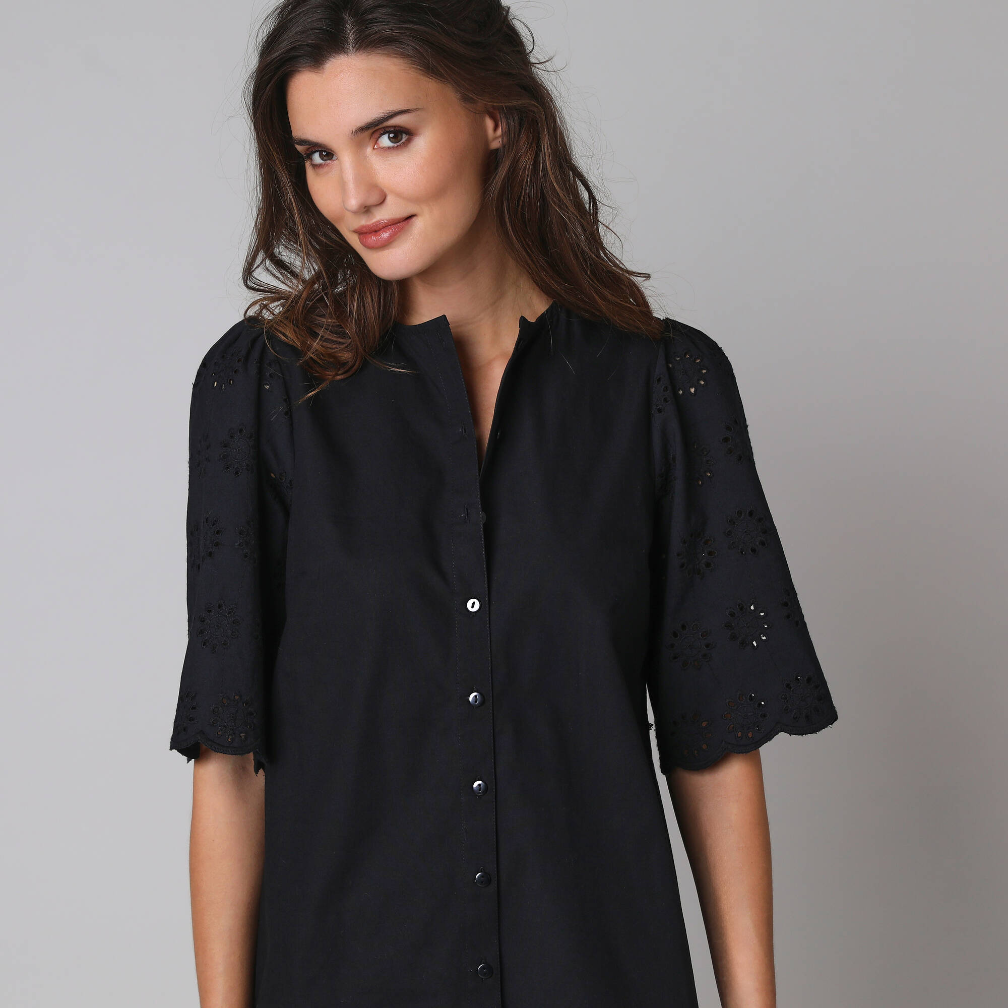 Robe-chemisier en coton uni, à manches coudes en broderies anglaises