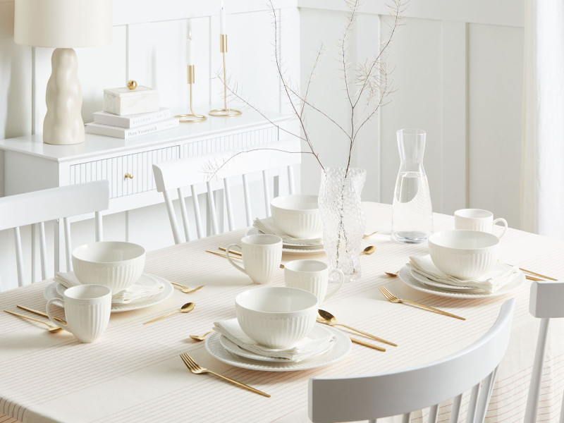 Zestaw 16 naczyń z porcelany biały