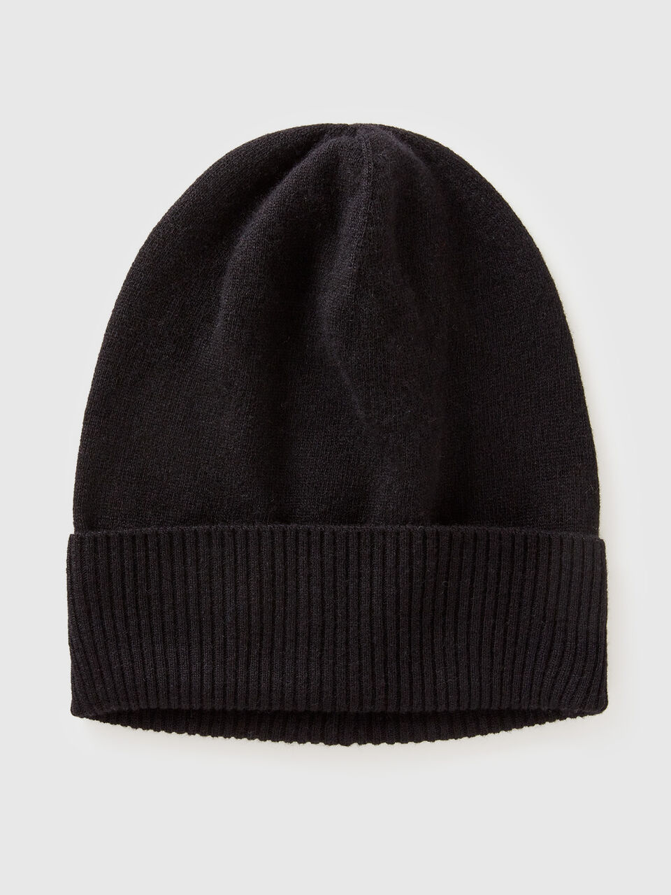 Black hat in pure Merino wool