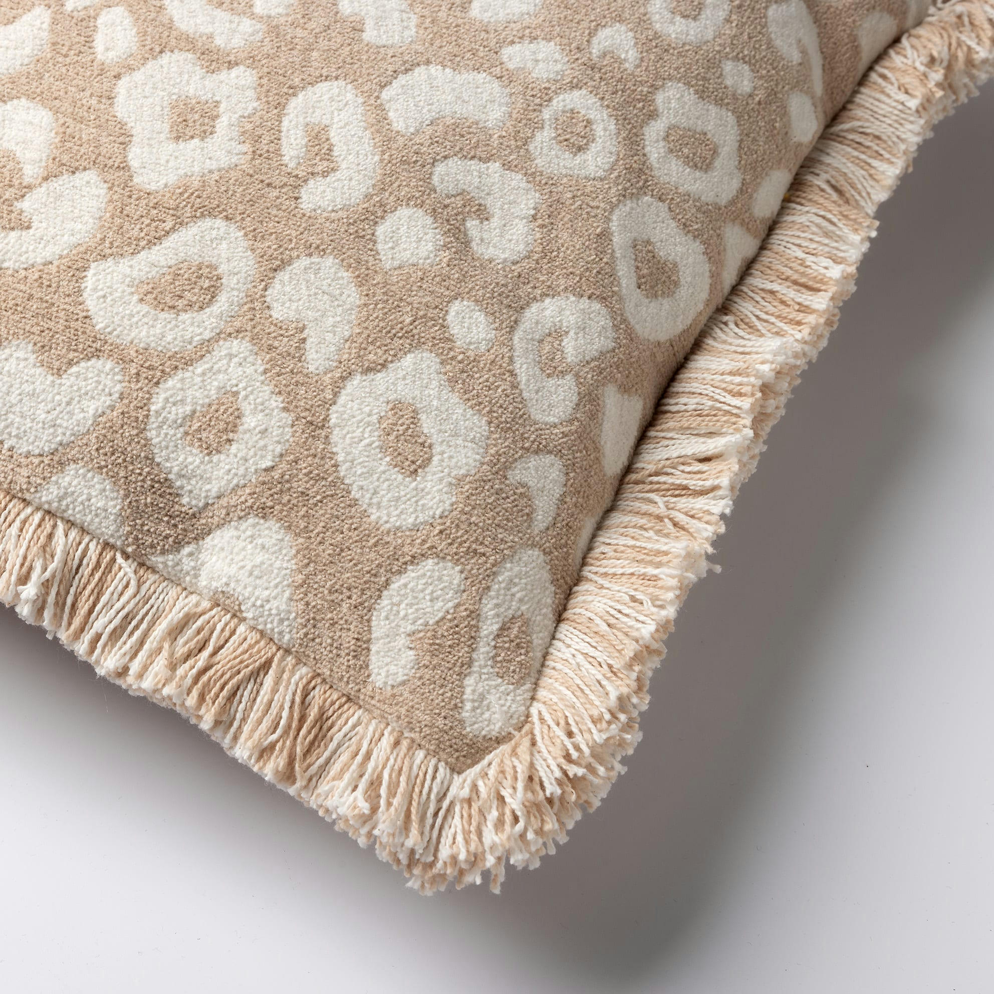 - Coussin - beige en coton 45x45 cm avec imprimé animalier