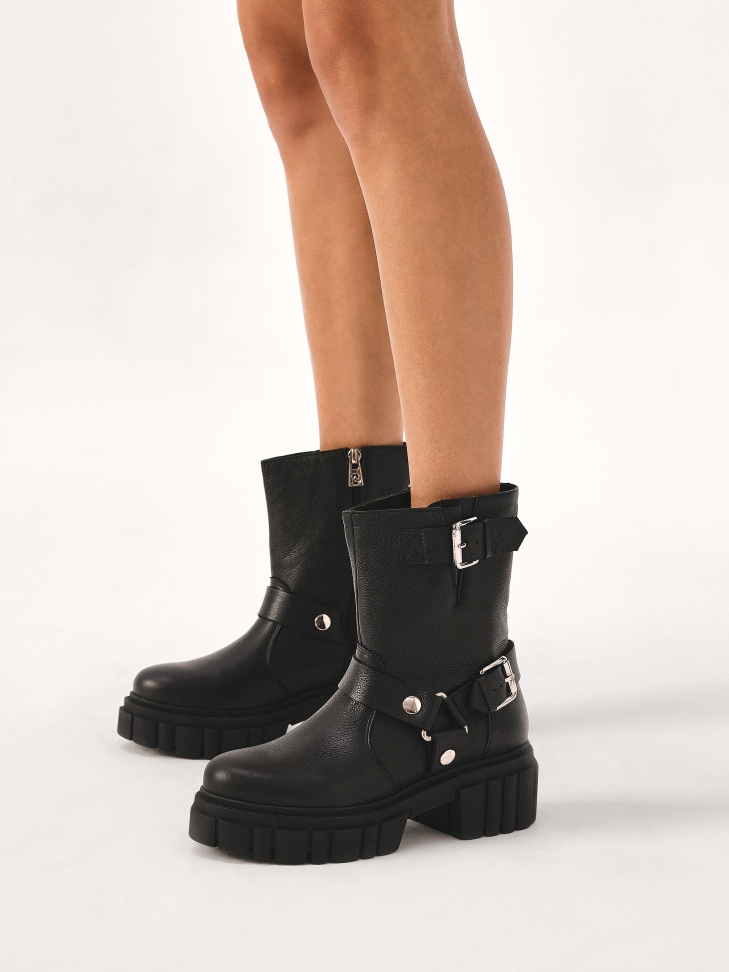 Zipper boots with solid sole