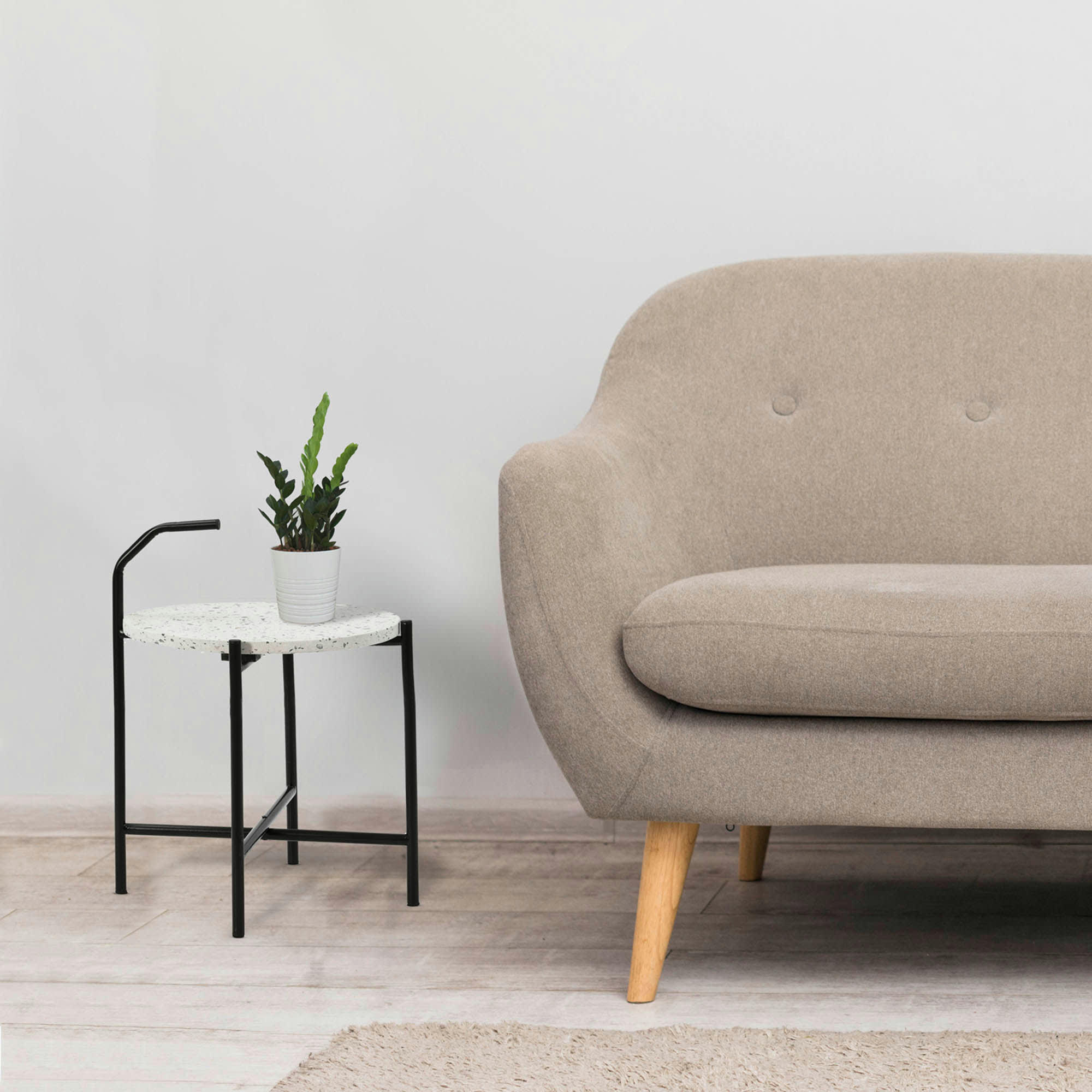 YALA - Bout de canapé plateau en terrazzo blanc, pieds métalliques