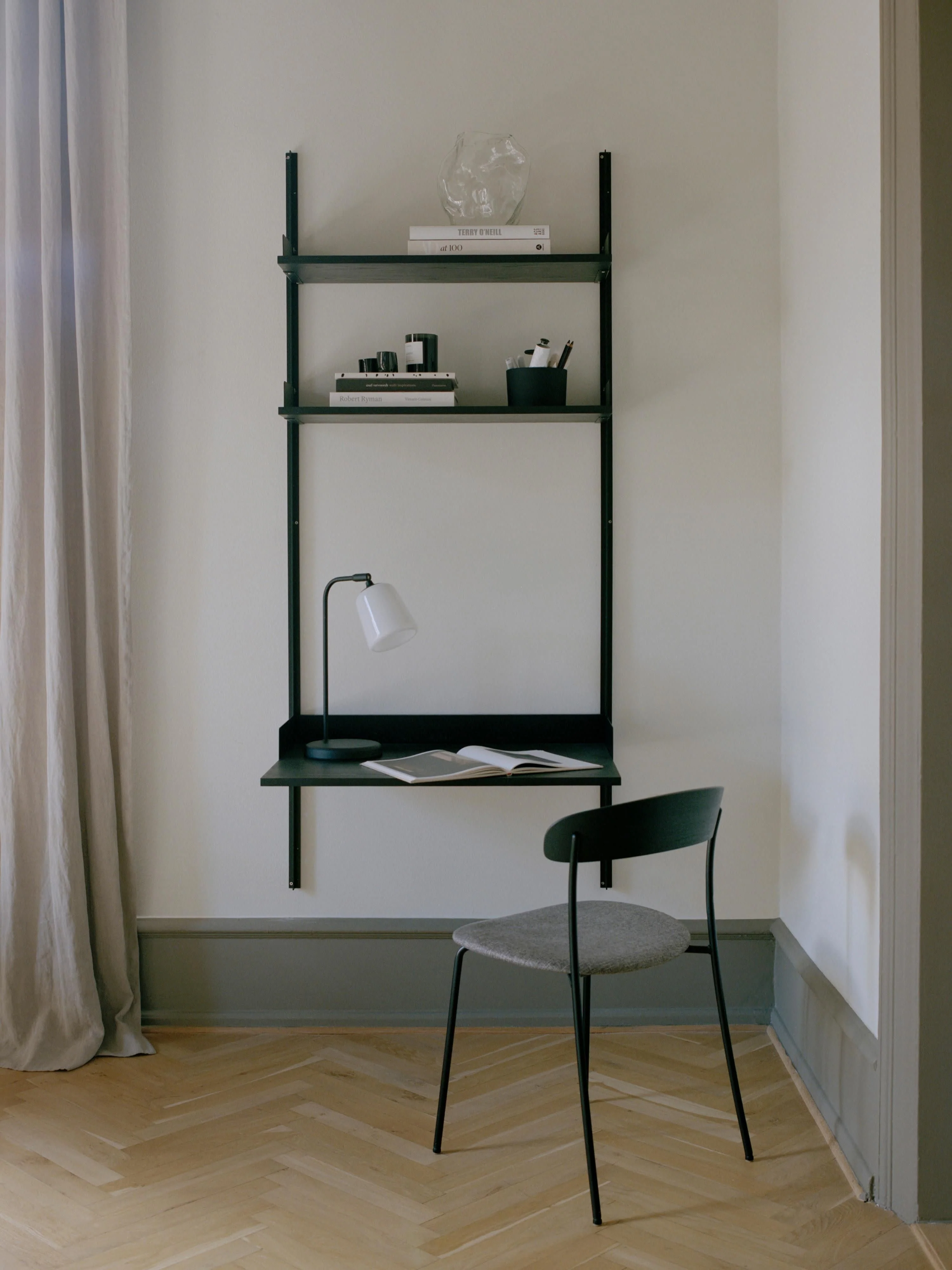 Wand-Schreibtisch New Works mit Ablagen