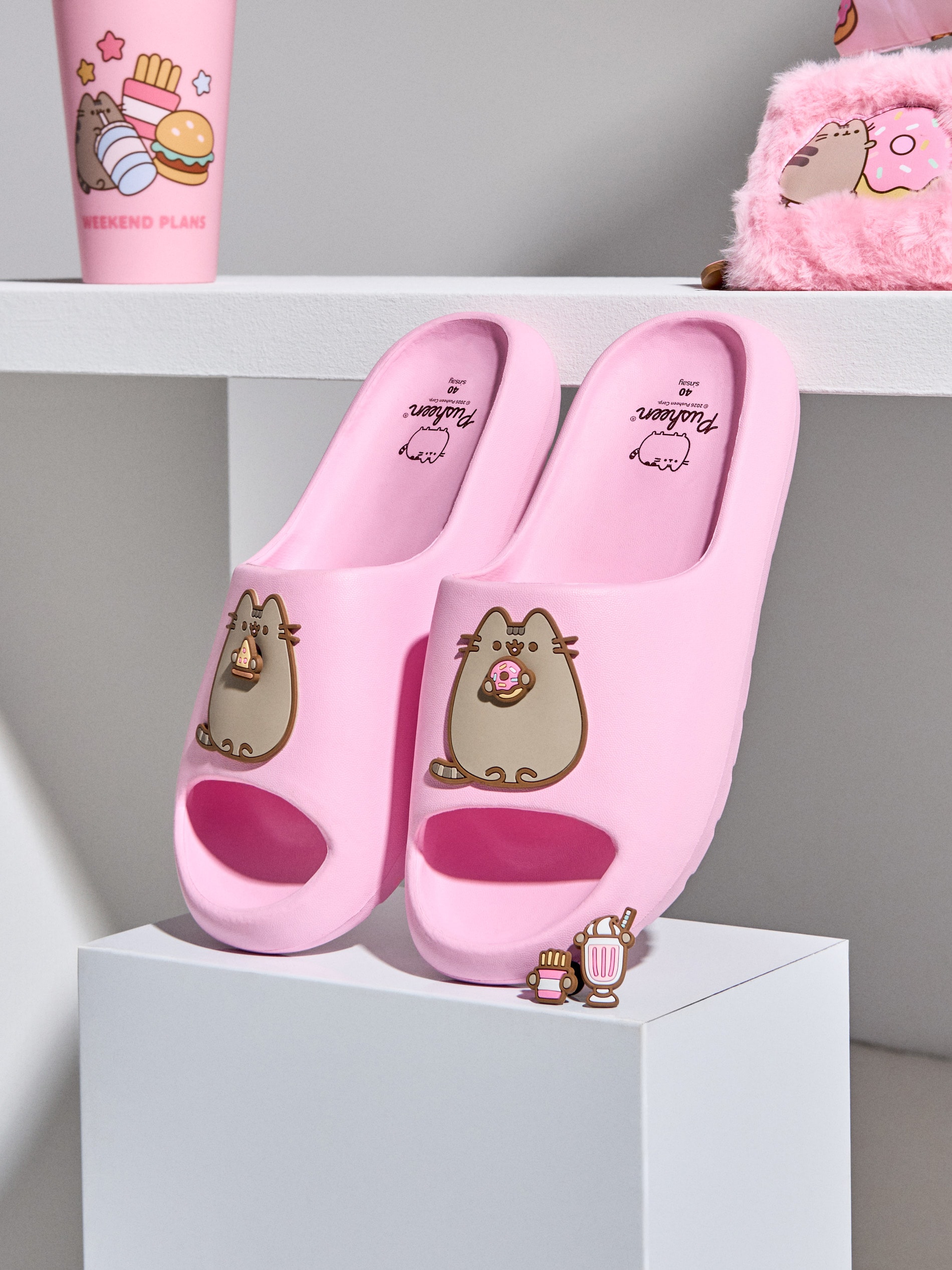 Klapki z wymiennymi przypinkami Pusheen the Cat