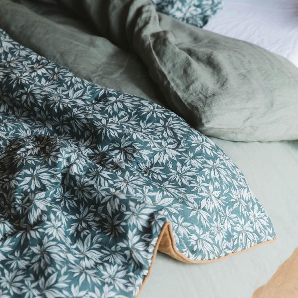 LA CABANE - Jeté de lit en lin lavé imprimé  feuille bleue 135x200