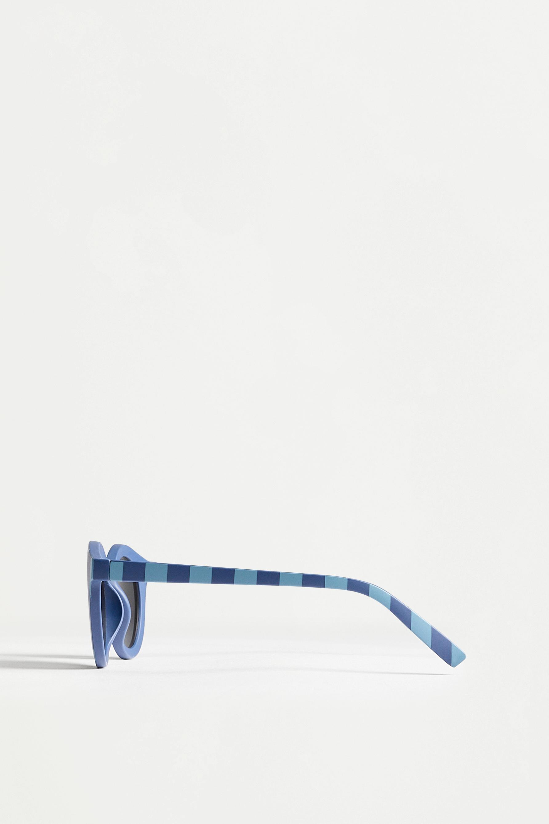 Gafas redondas de rayas