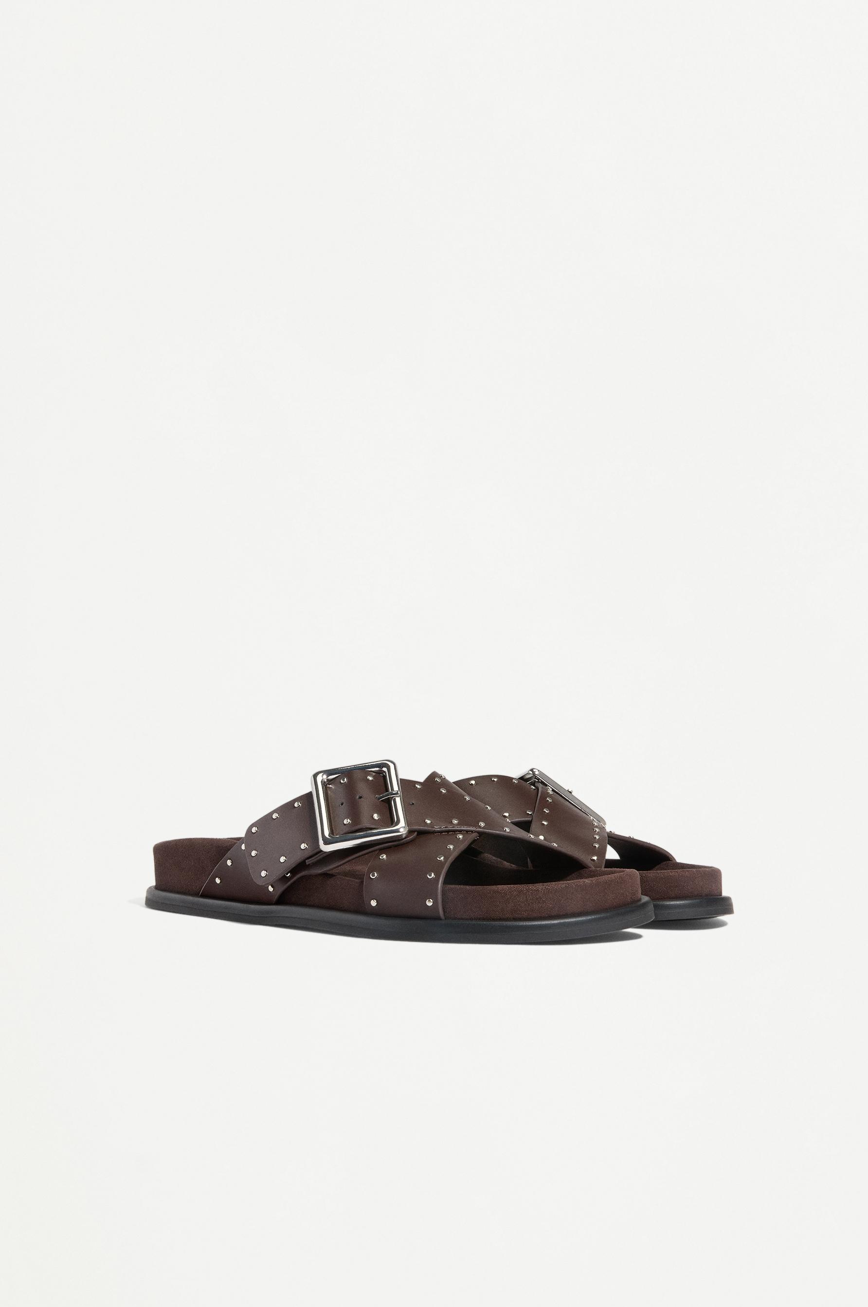 Sandalia plana tachas