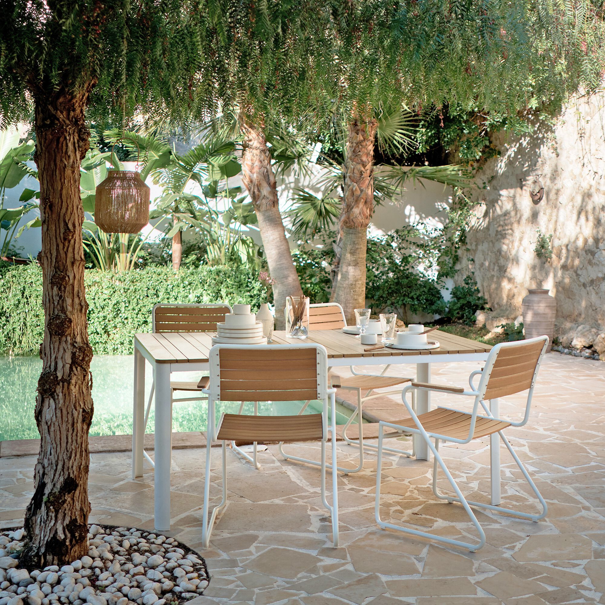 COLMARS - Chaise de jardin avec accoudoirs en aluminium et eucalyptus - blanc