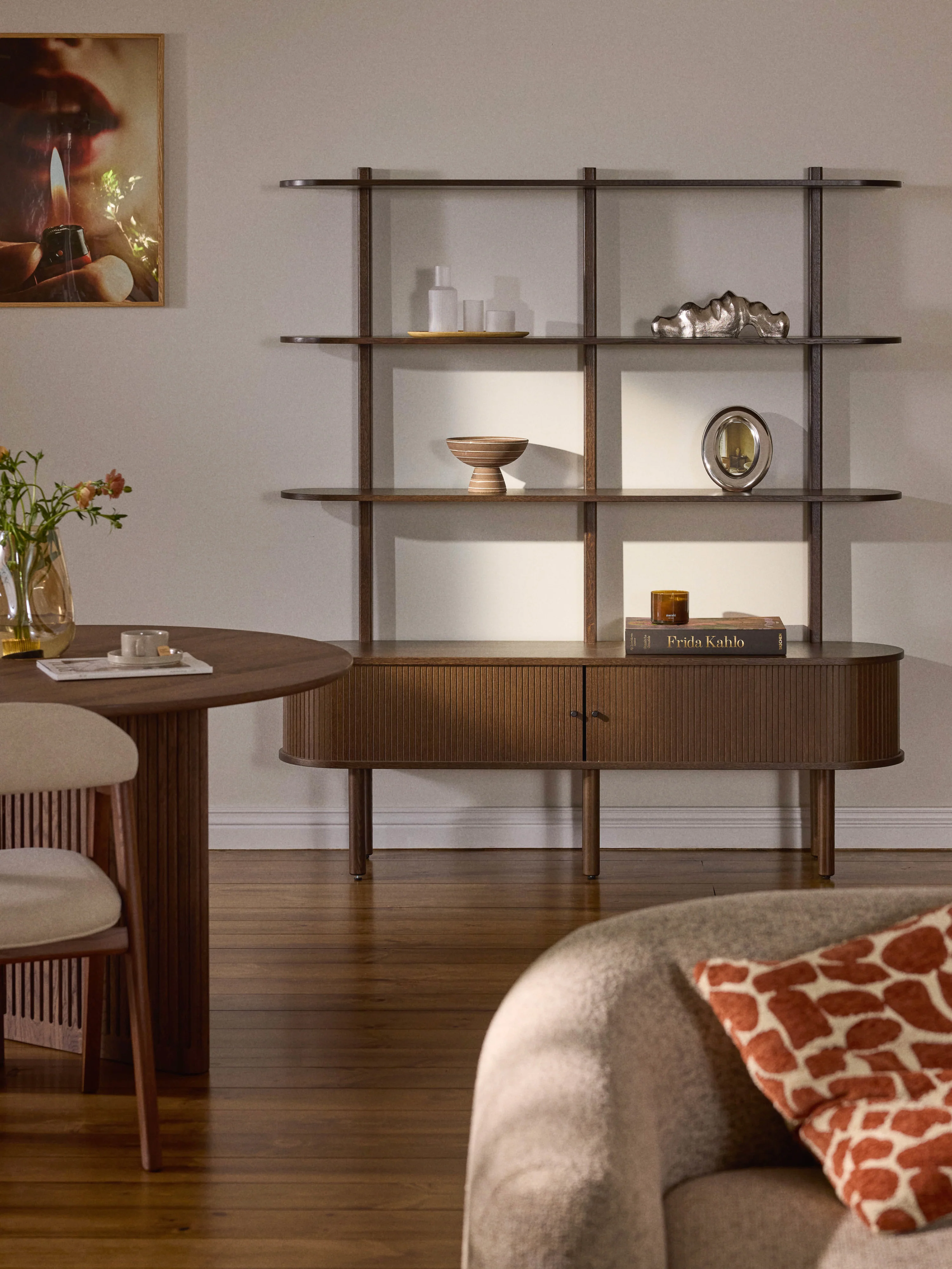 Regal Calary mit geriffelter Front