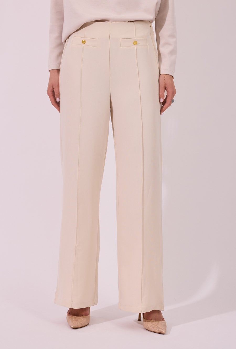 Eleganckie spodnie wide leg w kolorze ecru z ozdobnymi guzikami