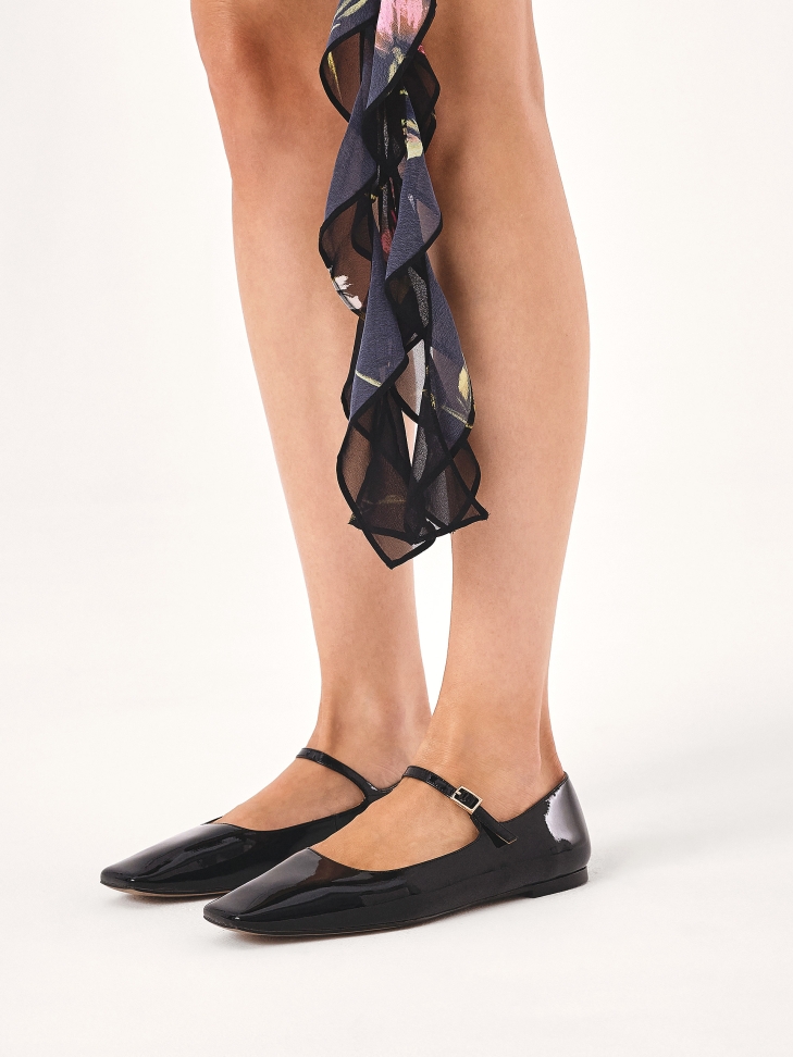 Patent leather flat pumps with strap