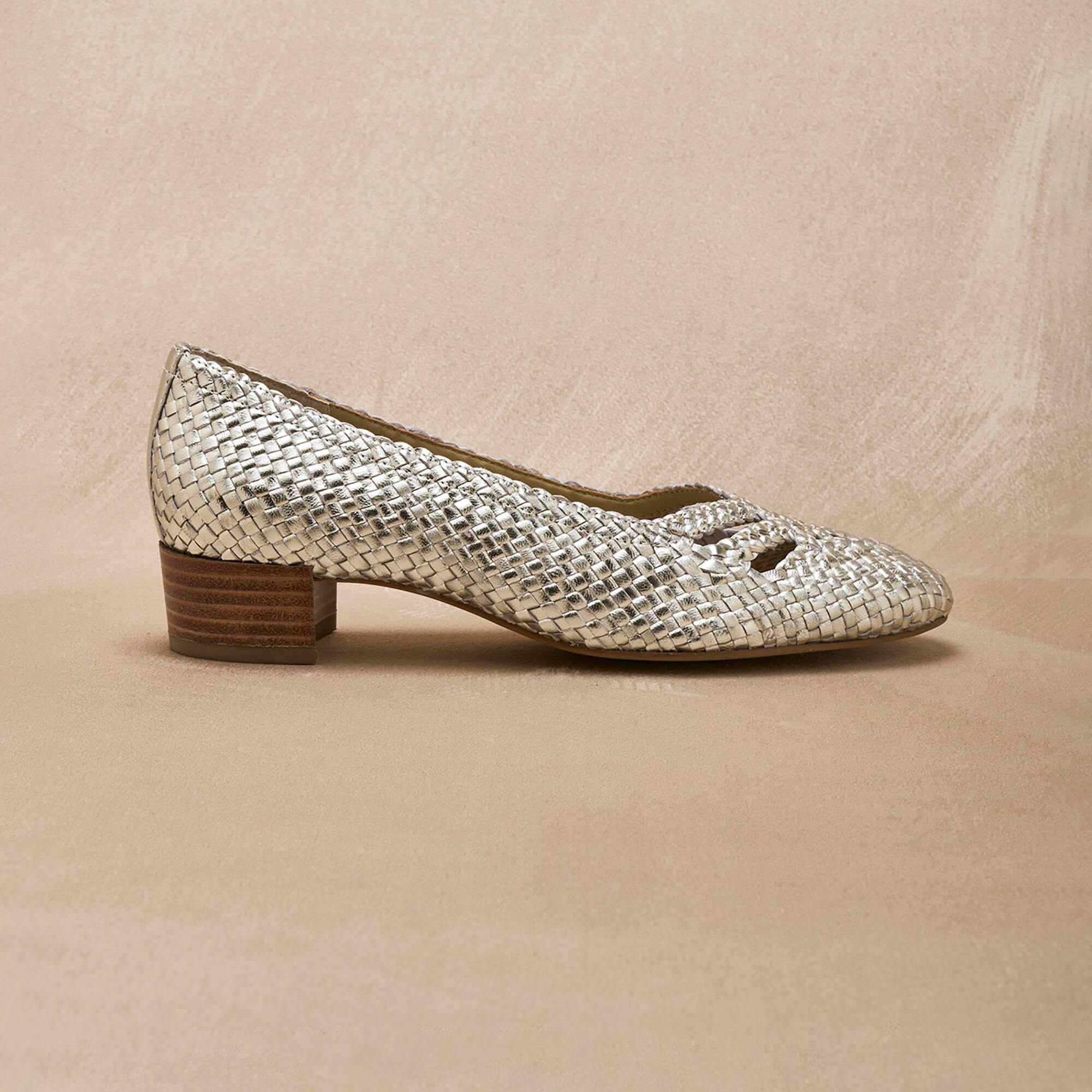 Escarpins à petit talon en cuir tressé doré