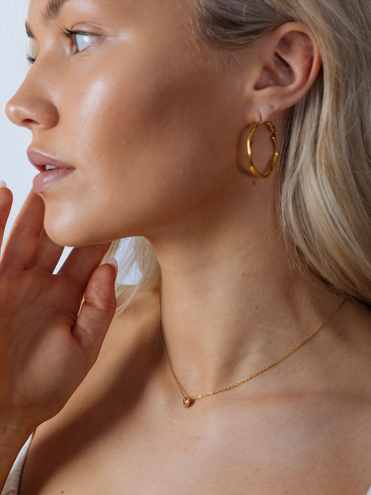 SVNX Twist Hoops - Pouch Included