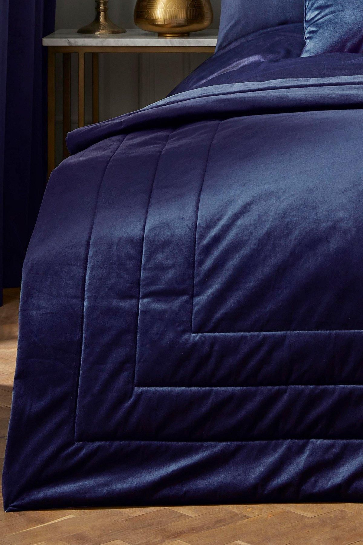 Laurence Llewelyn-Bowen Chic' Luxury Soft Velvet Frame Stitched Warm And Cosy Bedspread
