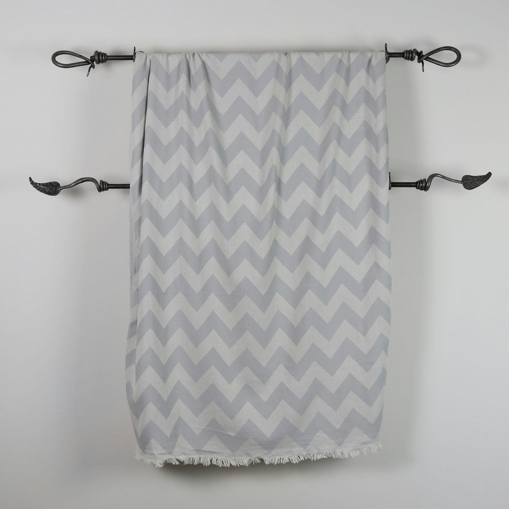 - Fouta zig-zag grise 100% coton avec franges 95x170cm