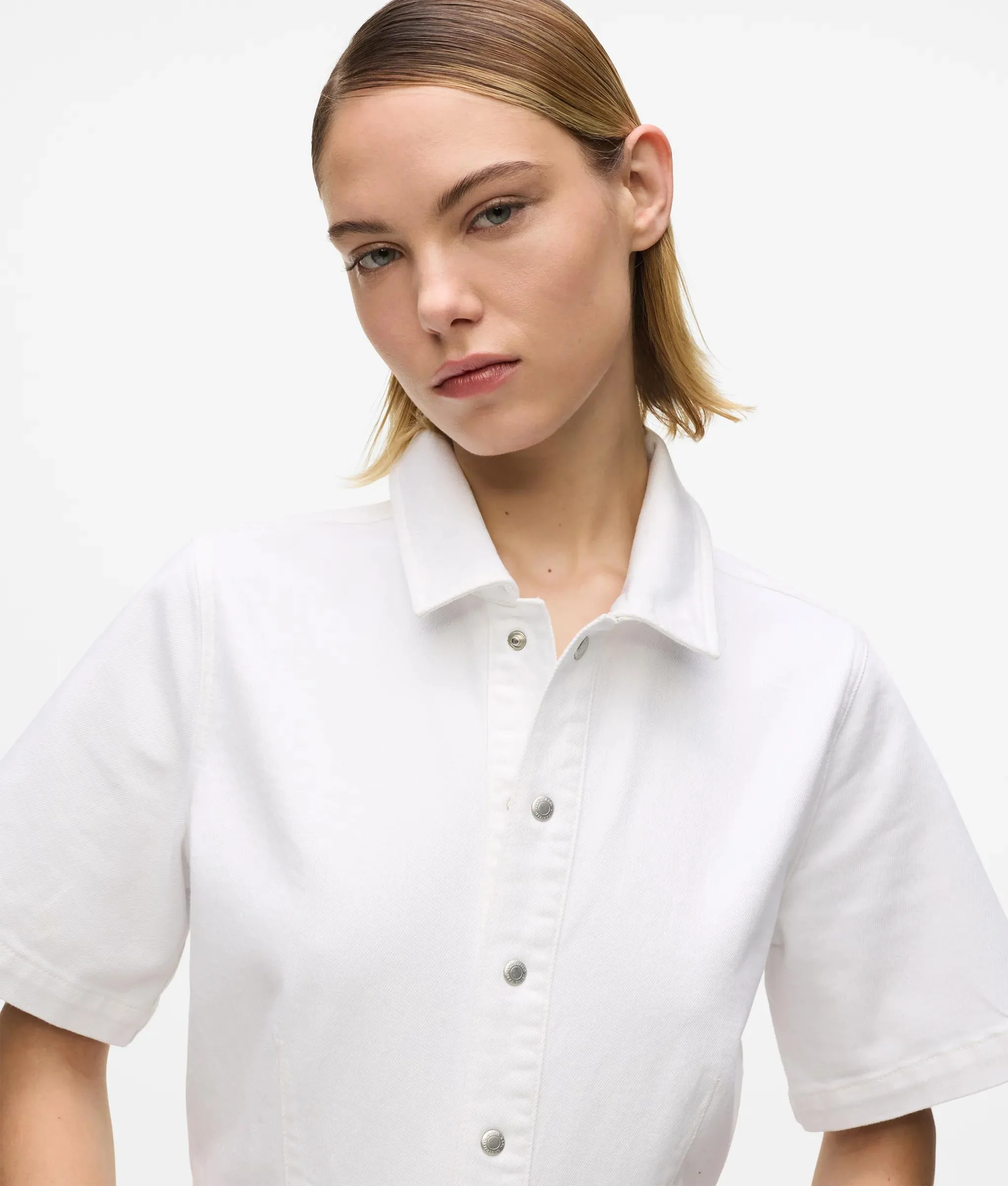 Robe en denim blanche à manches courtes