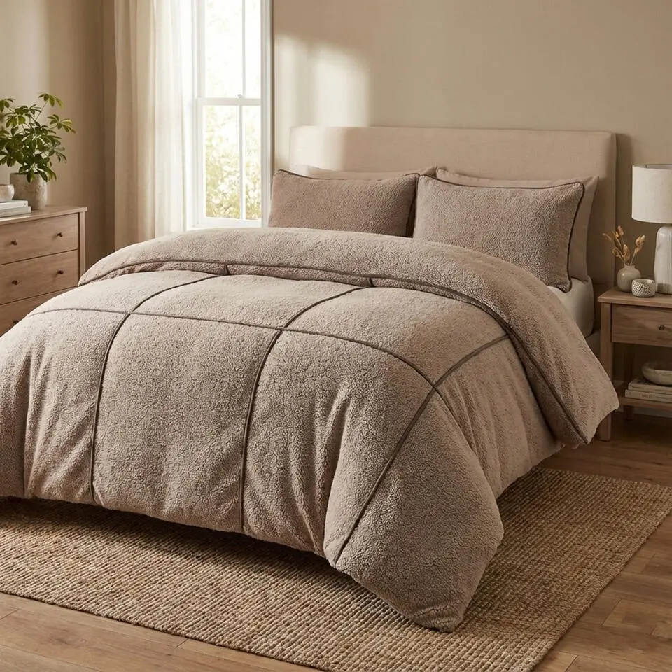 Dekbedovertrek Teddy Trim Taupe 240x220 �?Zacht & Warm �?Incl. 2 Kussenslopen