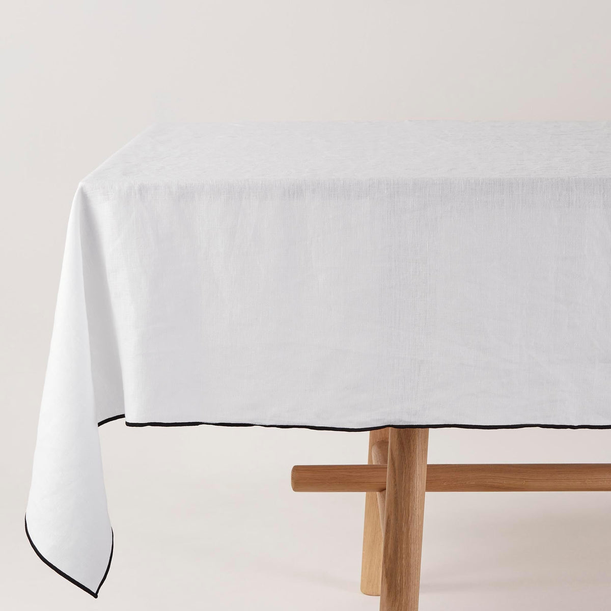 Madura Rechthoekig tafelkleed Carlina puur witte en zwarte hommel 170x320 cm