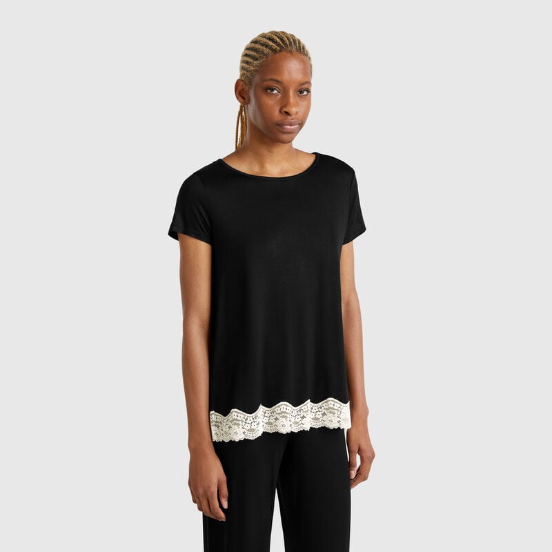 Short sleeve top with lace details