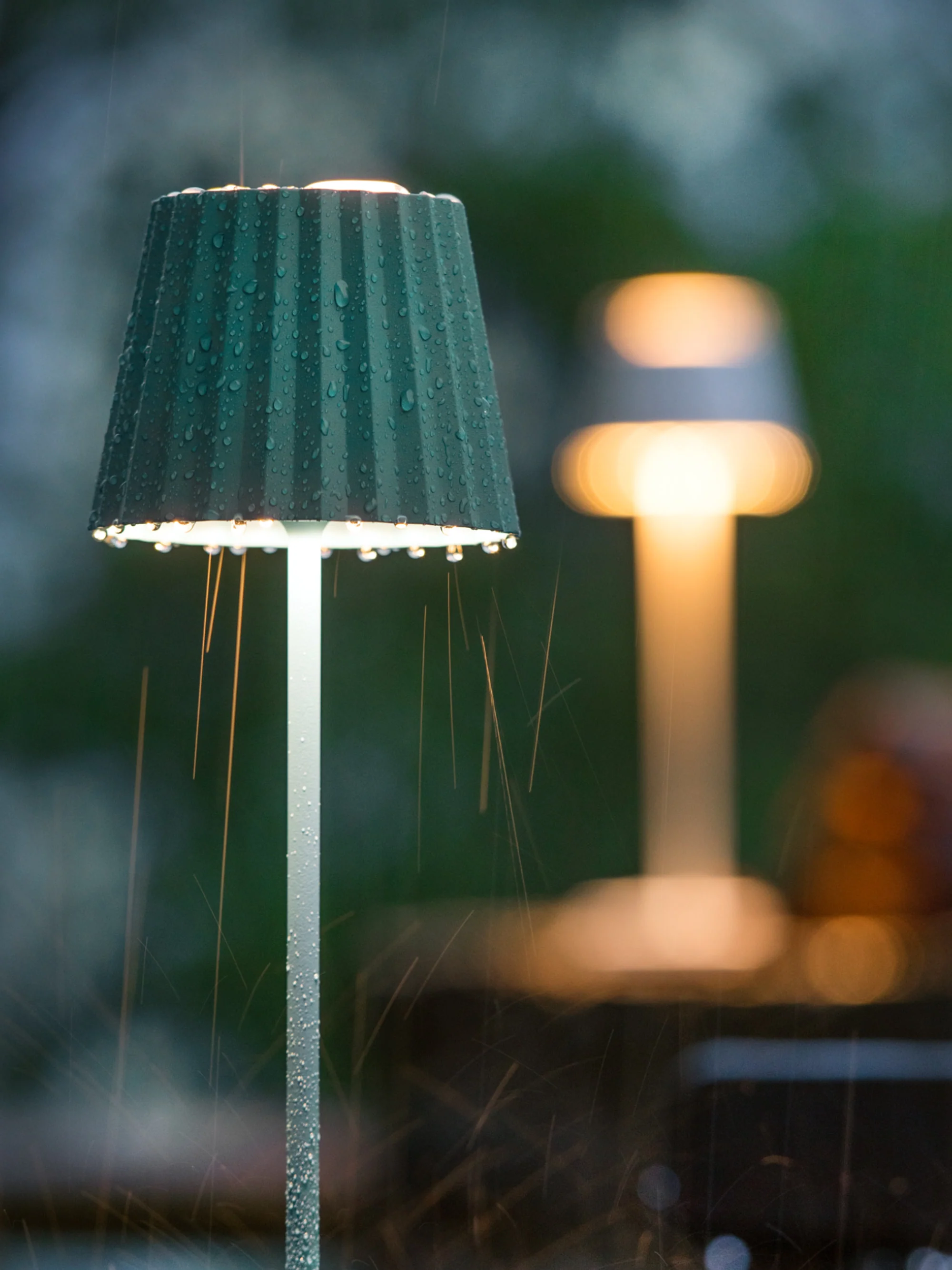 Mobile LED-Außentischlampe Troll RC, dimmbar