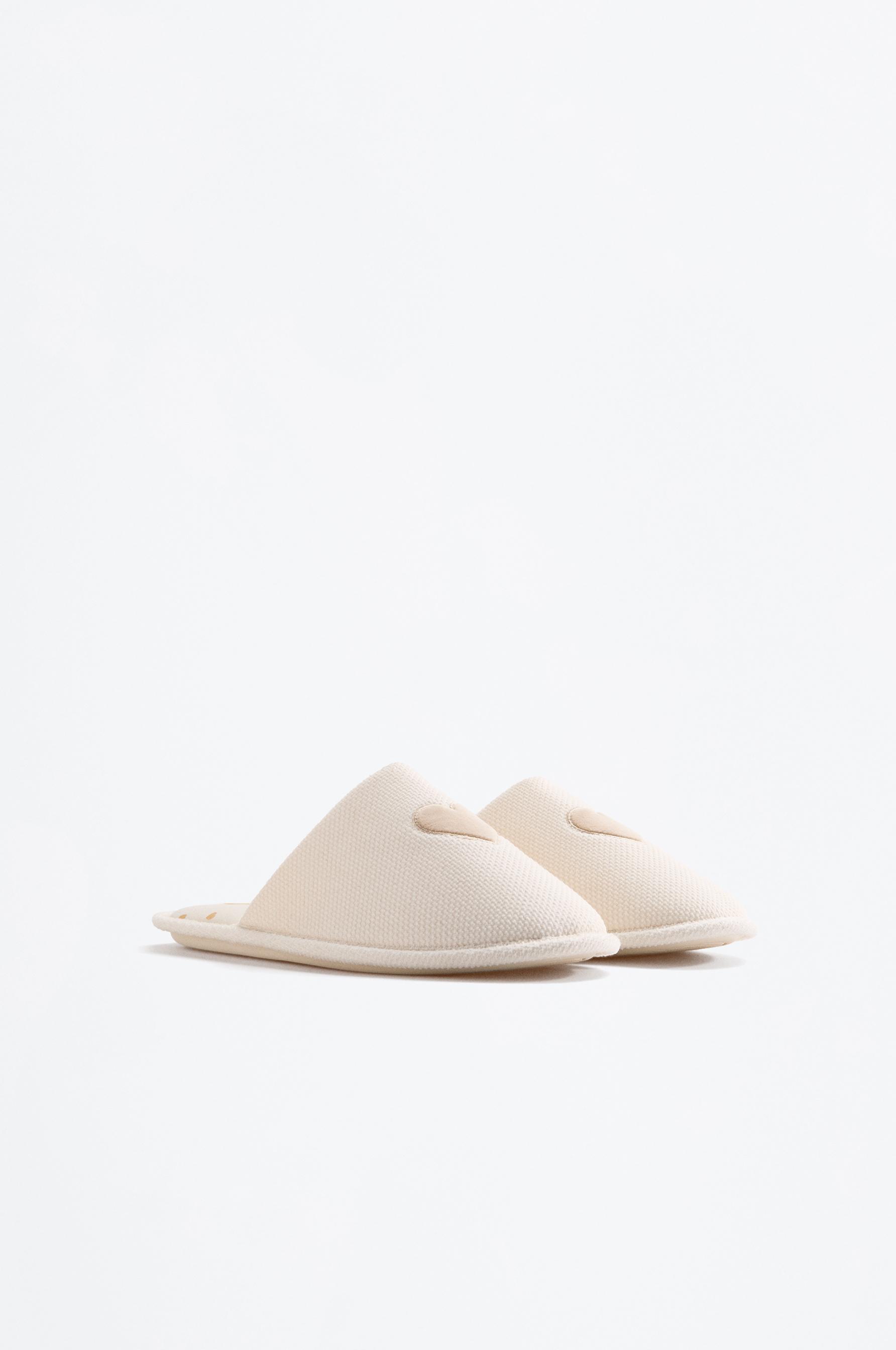 Zapatilla de casa detalle corazón