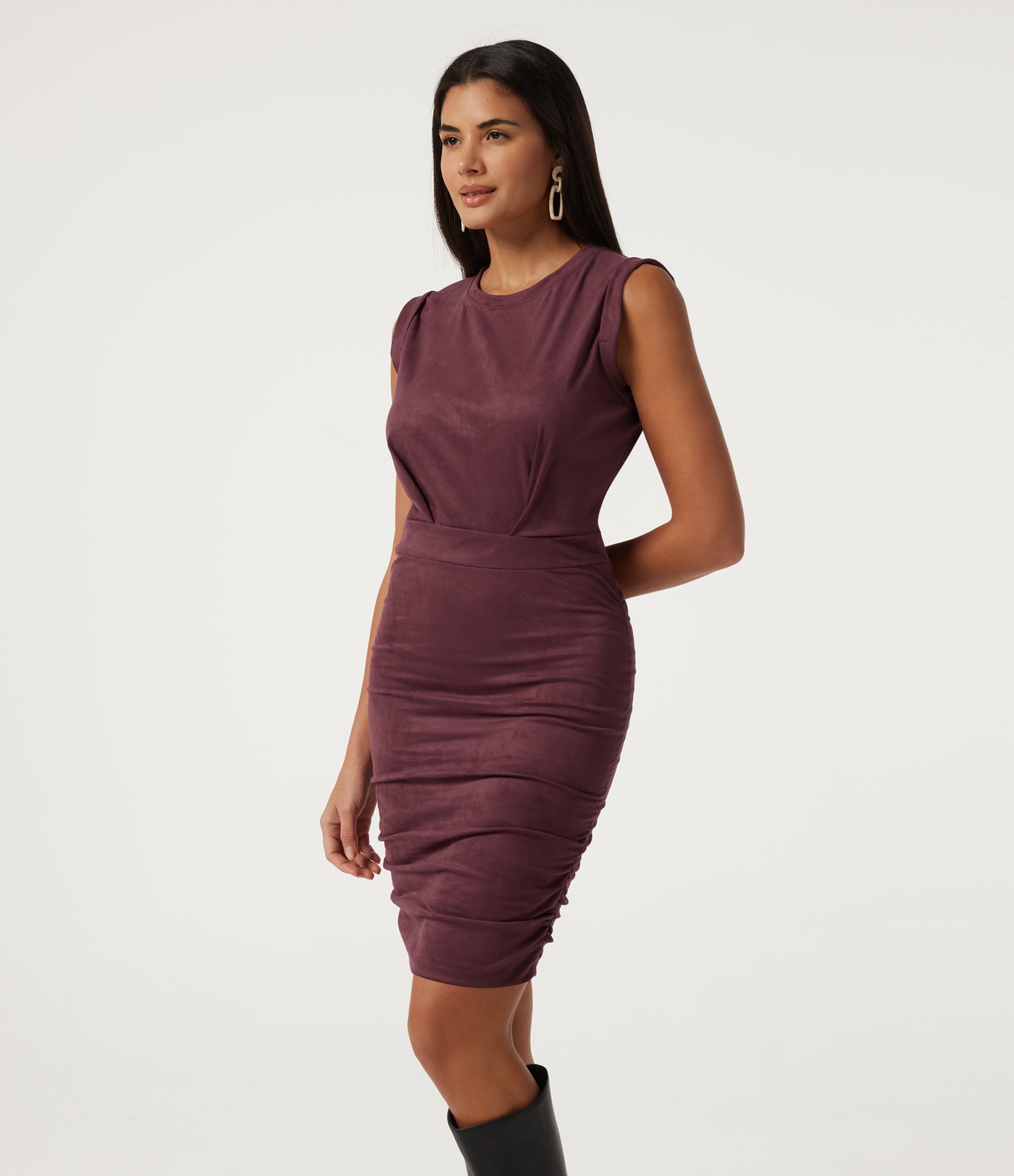 Robe de soirée mini moulante en suédine à encolure arrondie, sans manches et à fronces