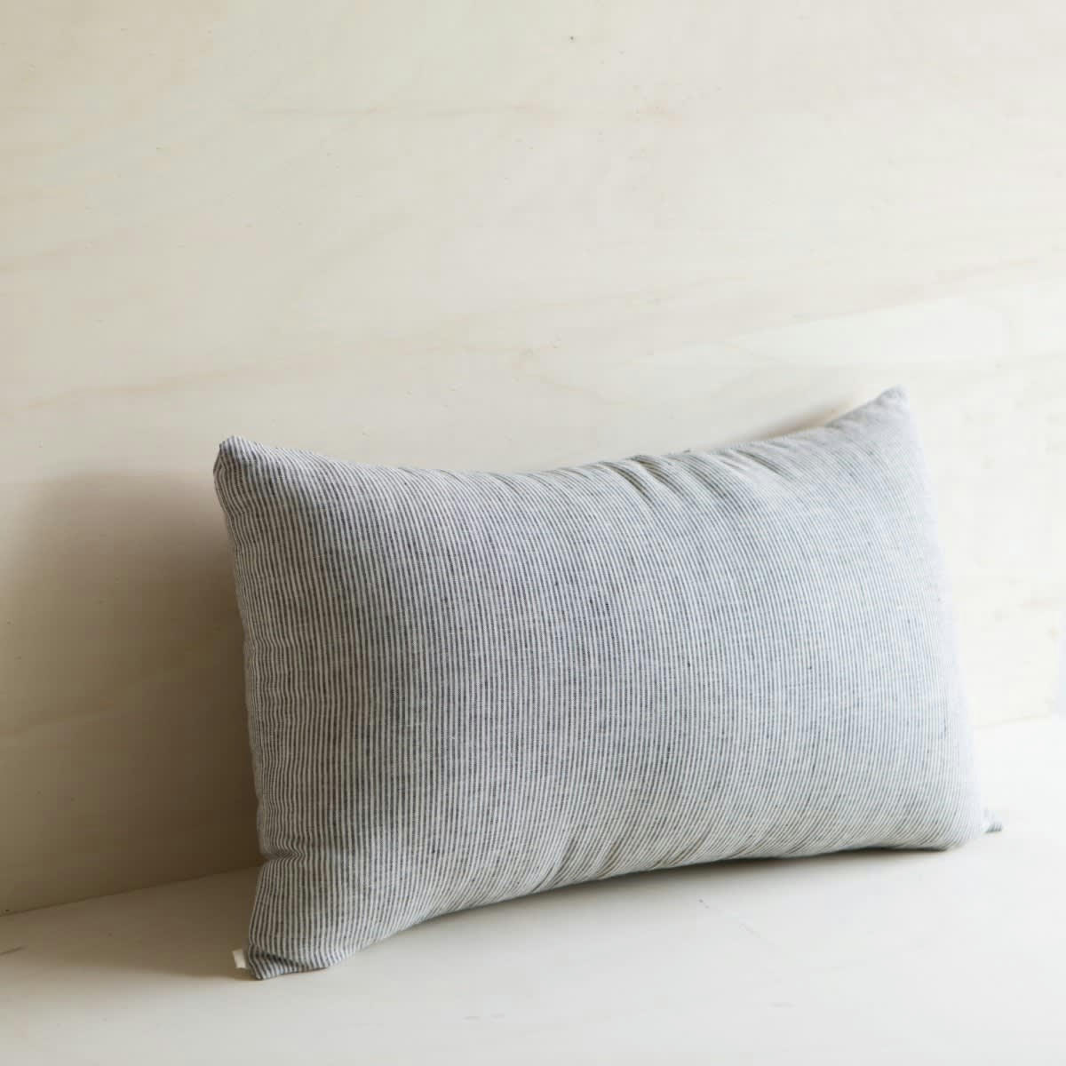 LES ESSENTIELS - Housse de coussin en lin lavé fines rayures noir/crème 40x65