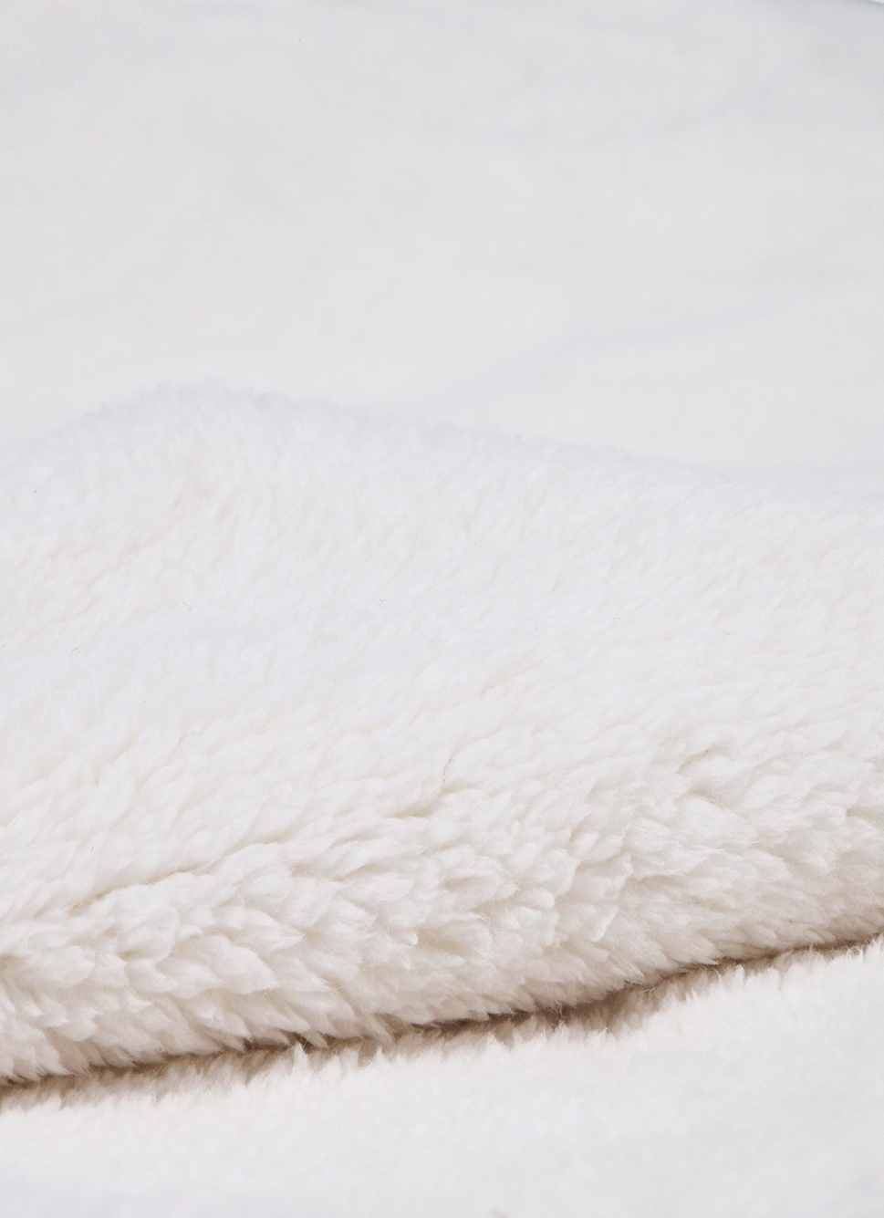 PLAID EN FAUSSE FOURRURE DOUBLÉ SHERPA ECRU