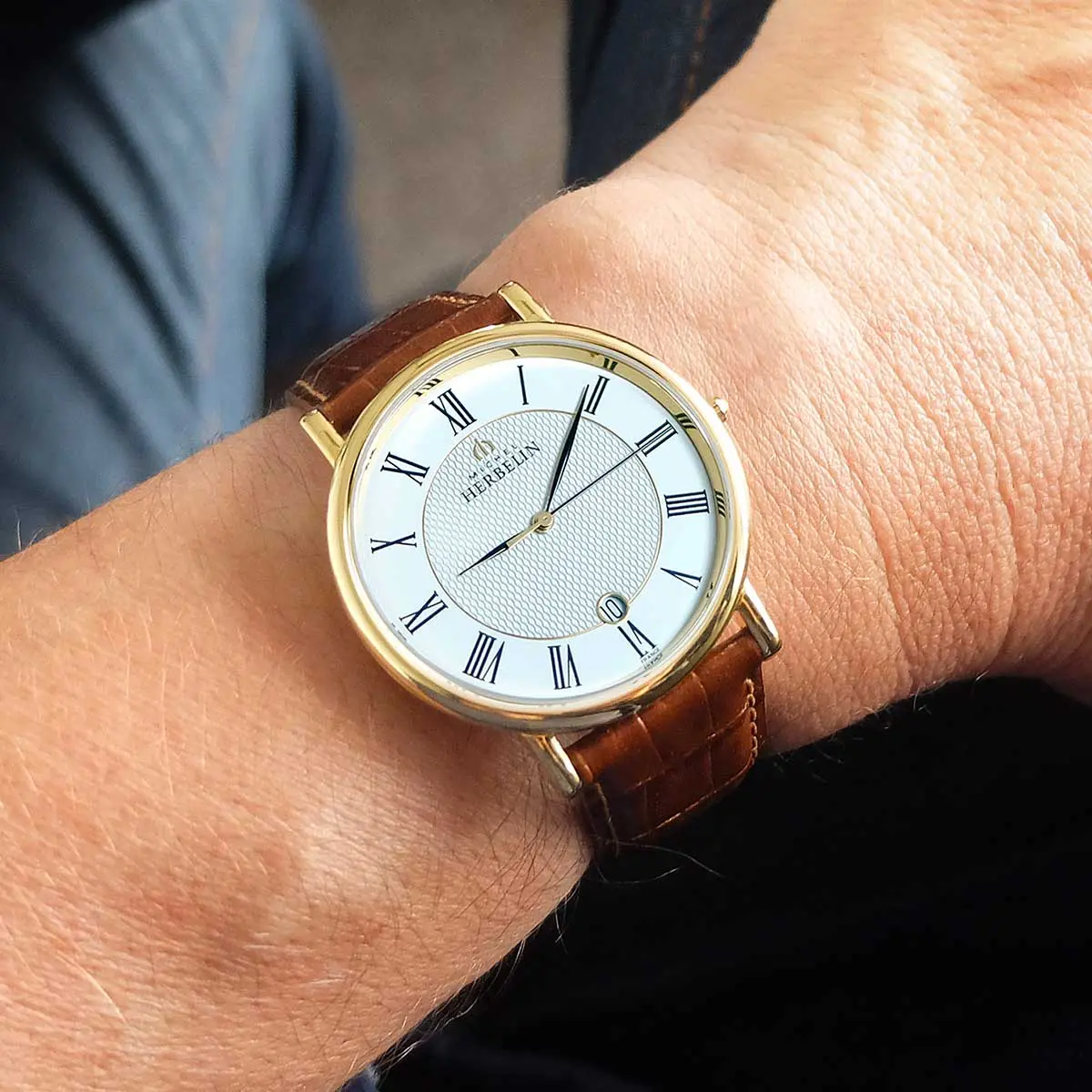 CLASSIQUE – QUARTZ – PVD OR JAUNE & CUIR BRUN