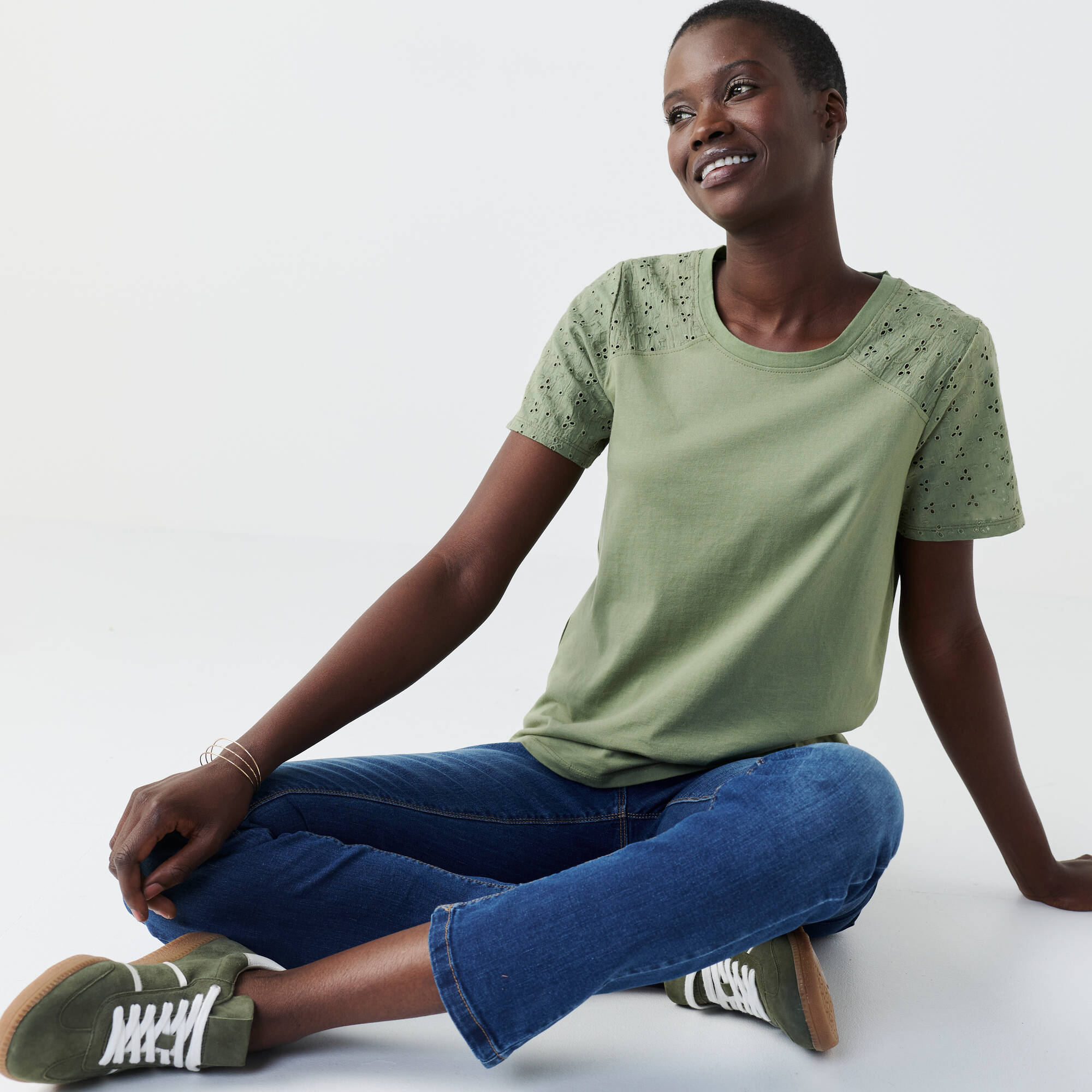 T-shirt col rond manches courtes, détail broderie anglaise