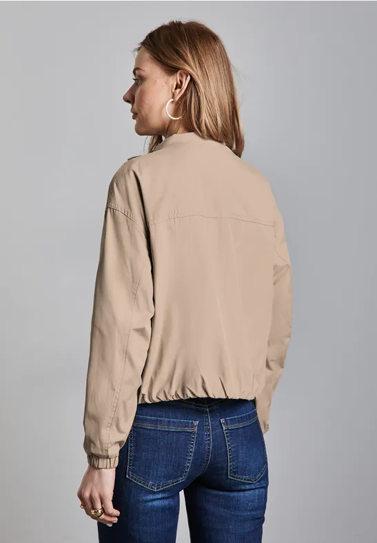 Kurze Jacke mit Stehkragen