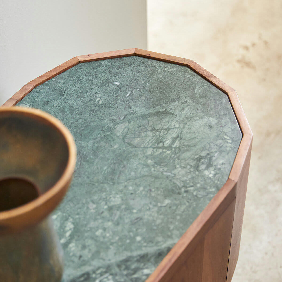 JADE - Meuble TV en palissandre massif et marbre 130 cm