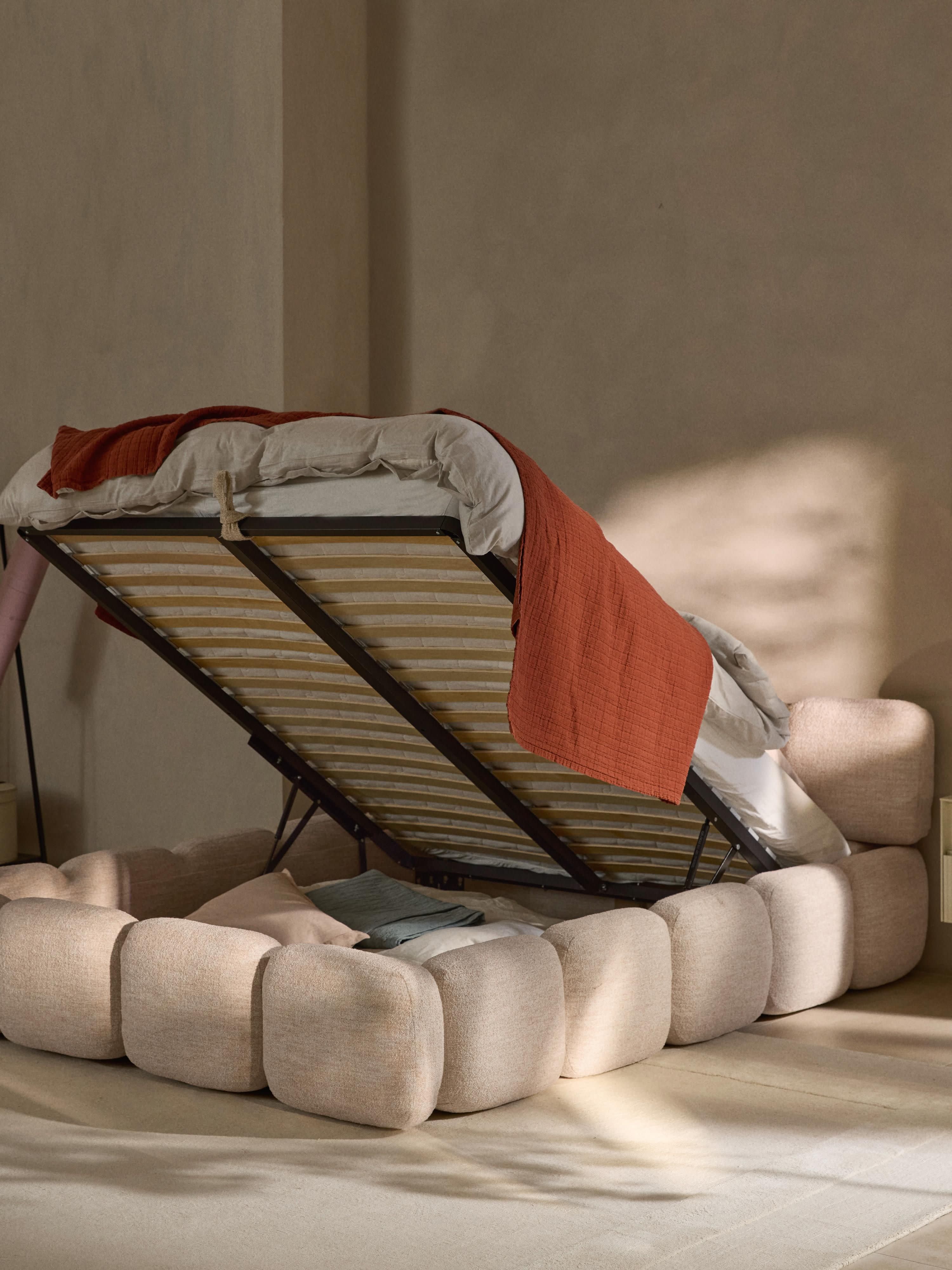 Polsterbett Tayla aus Bouclé mit Stauraum